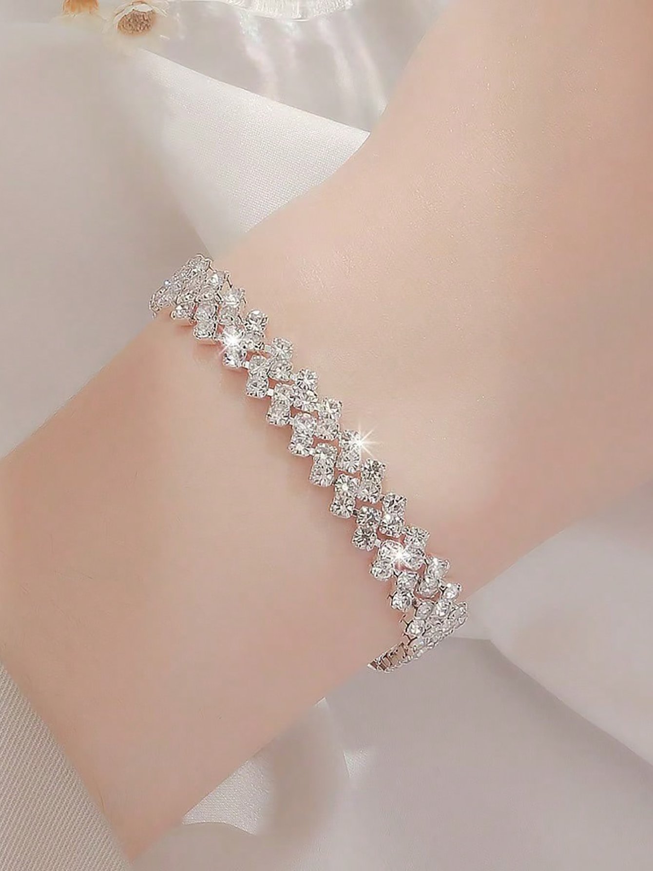 Sparkling Silver Link Bracelet for Women - Casual Wear.
