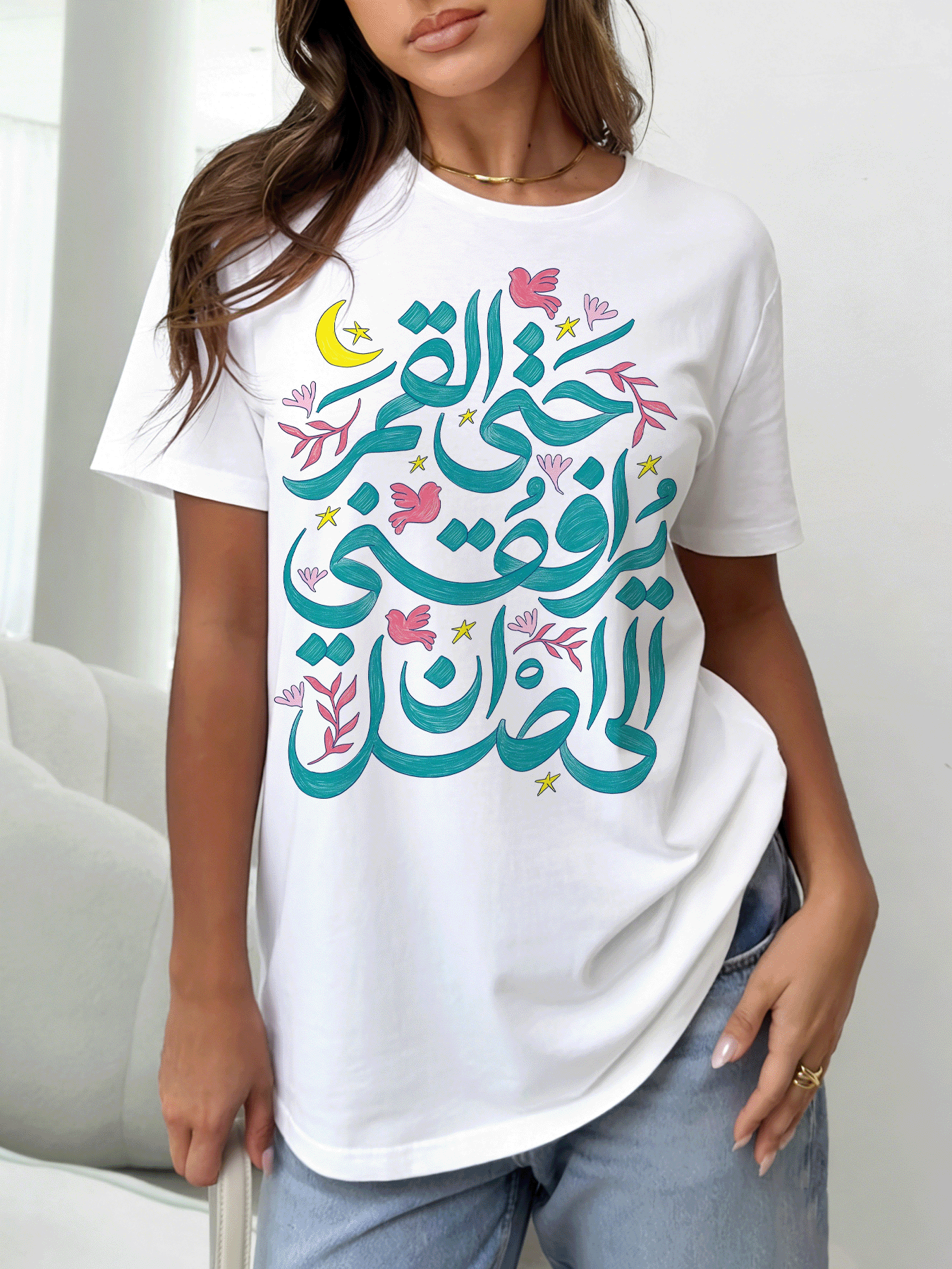 تيشيرت أبيض بطبعة جرافيك وياقة دائرية