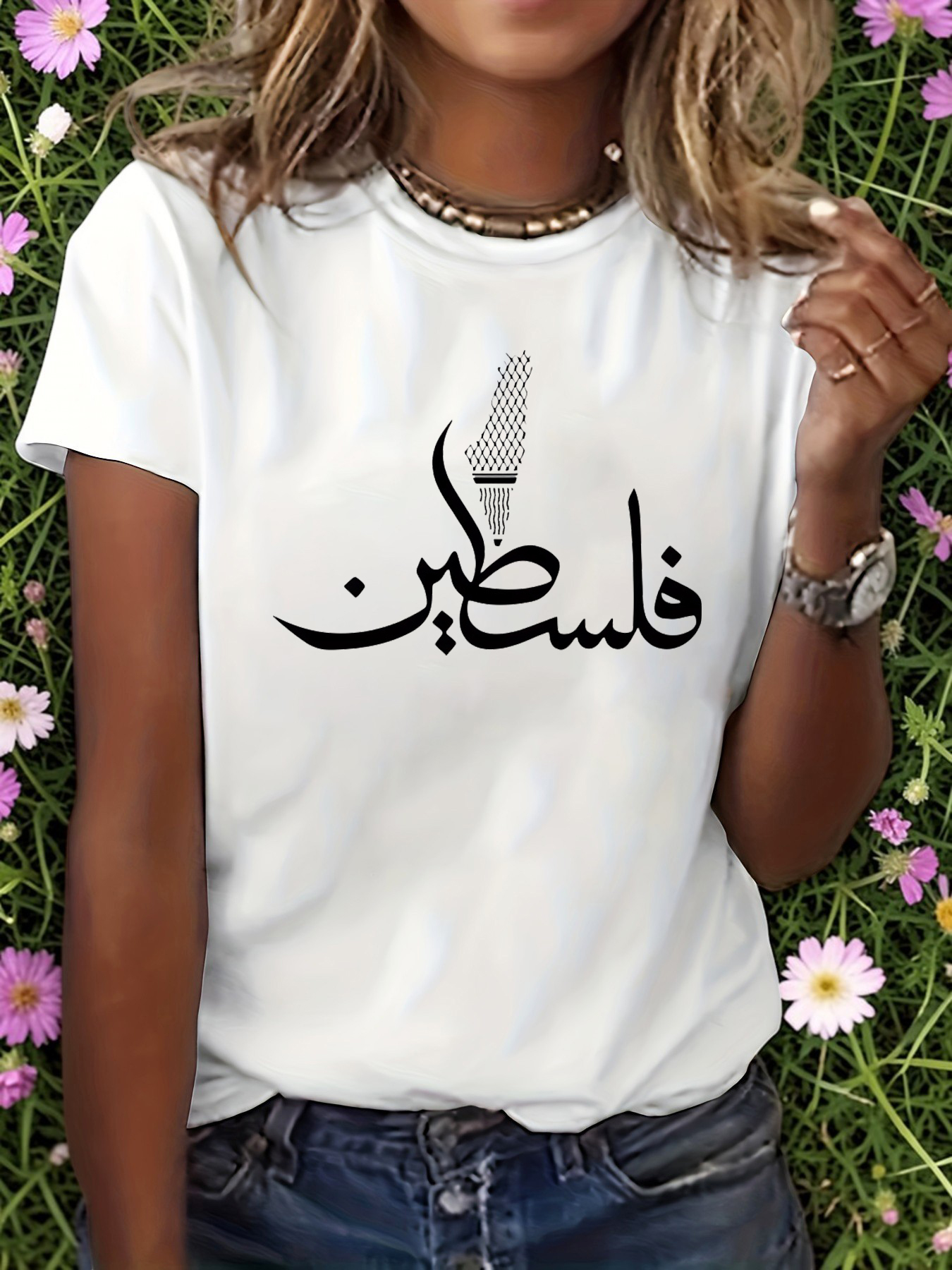 تيشيرت أبيض بطبعة جرافيك وياقة دائرية