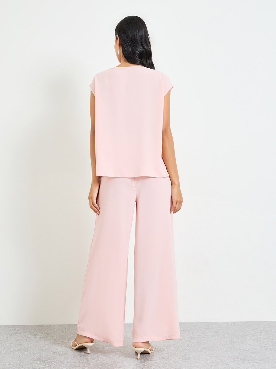 طقم منسق من بنطال وبلوزة بطبعة زهور باللون الوردي