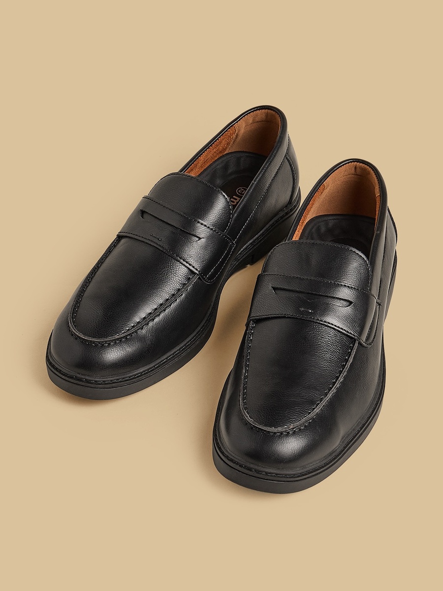 Cutout Detail Slip-On Shoes
