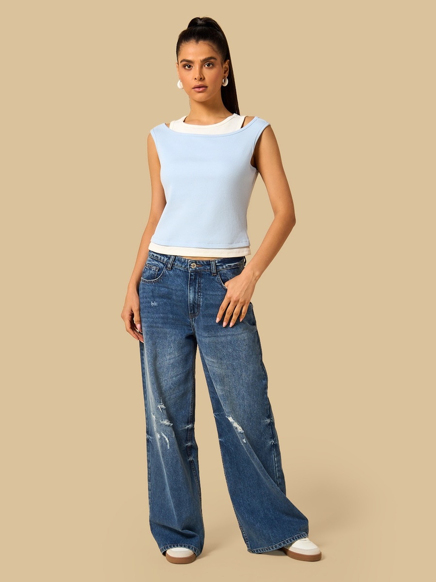 بلوزة نسائية بطبقات وتصميم عصري بدون أكمام