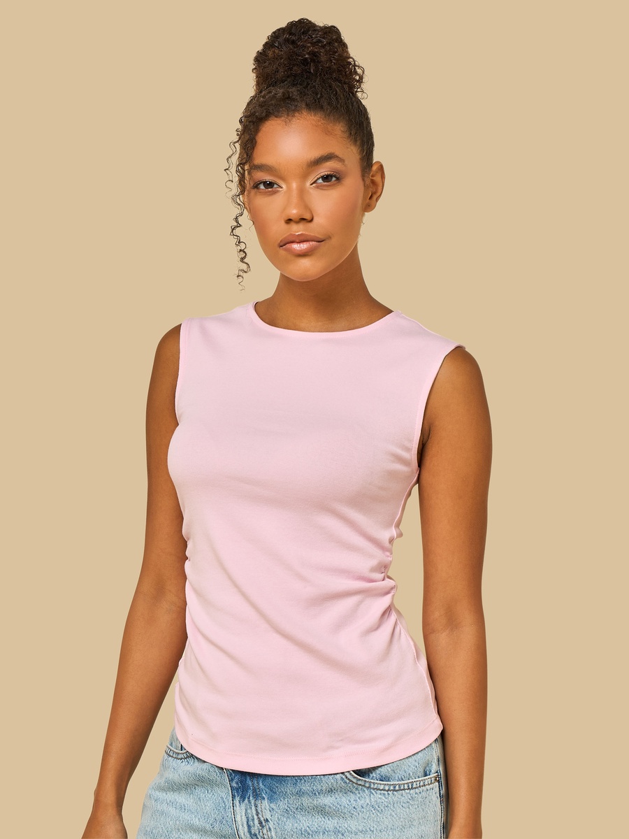 تيشيرت بقصة ضيقة وكشكش