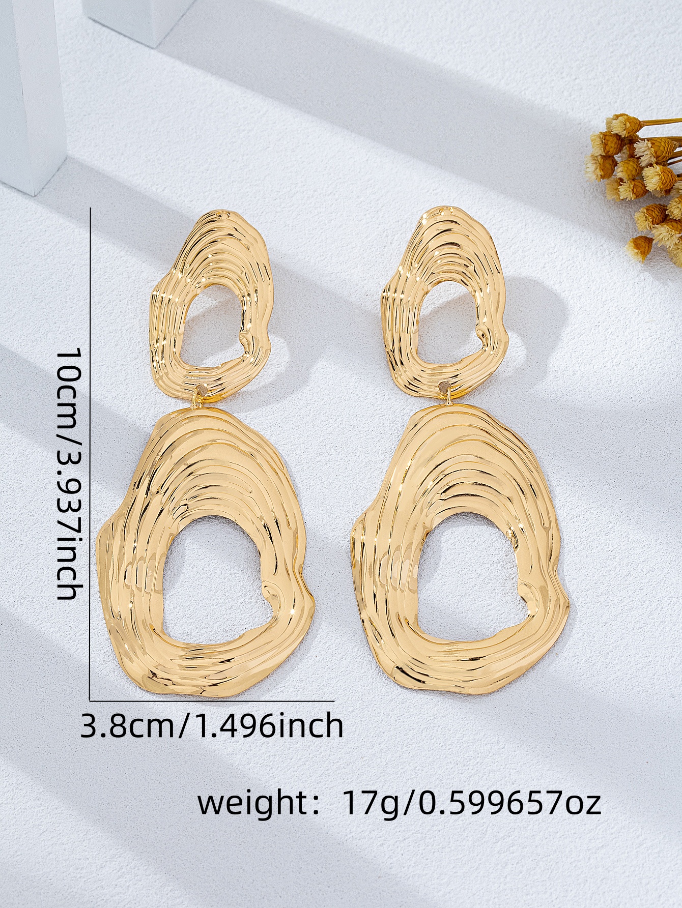 اقراط متدلية هندسية بتصميم غير منتظم باللون الذهبي