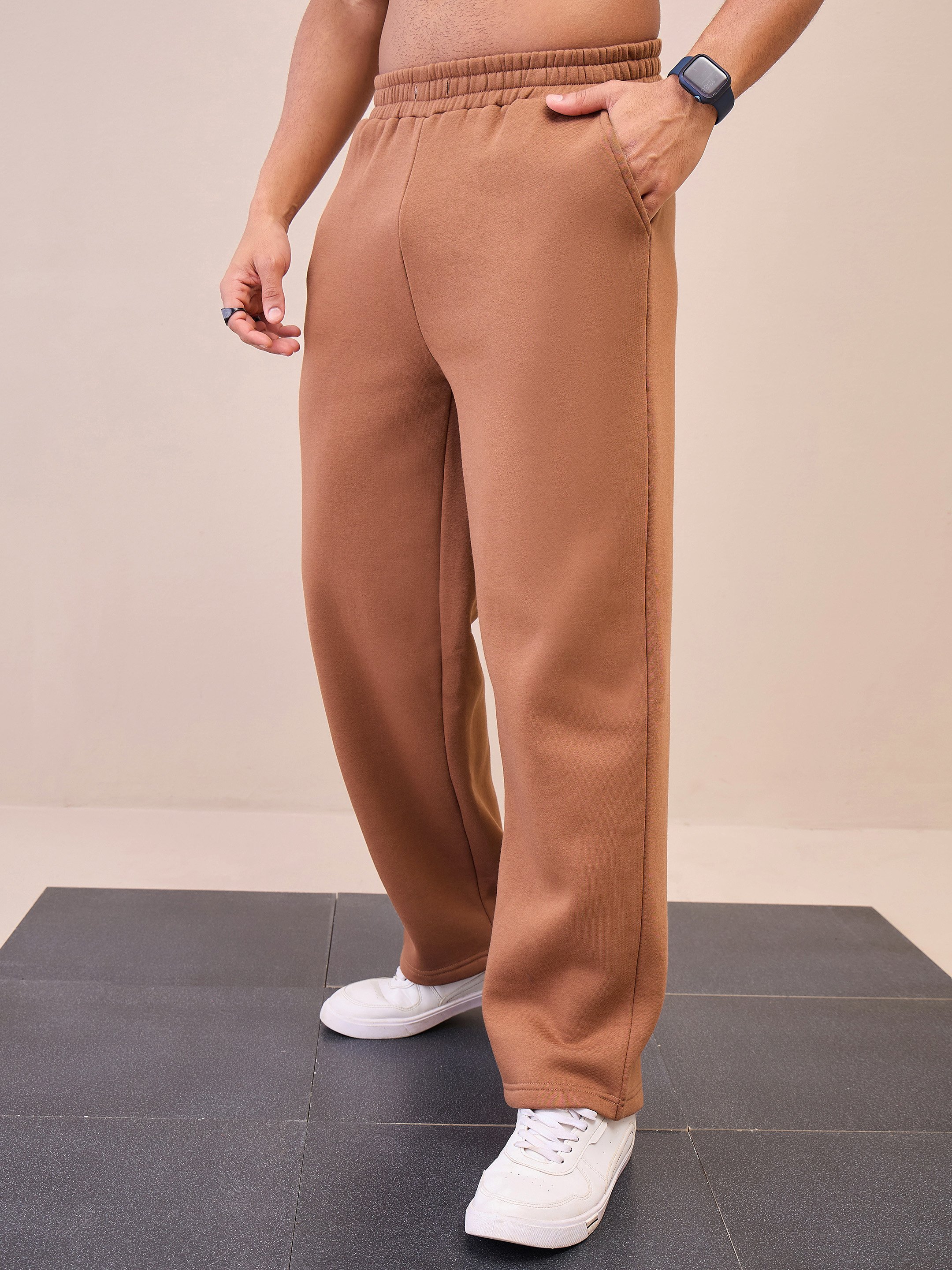 بنطال رياضي بأرجل واسعة بني