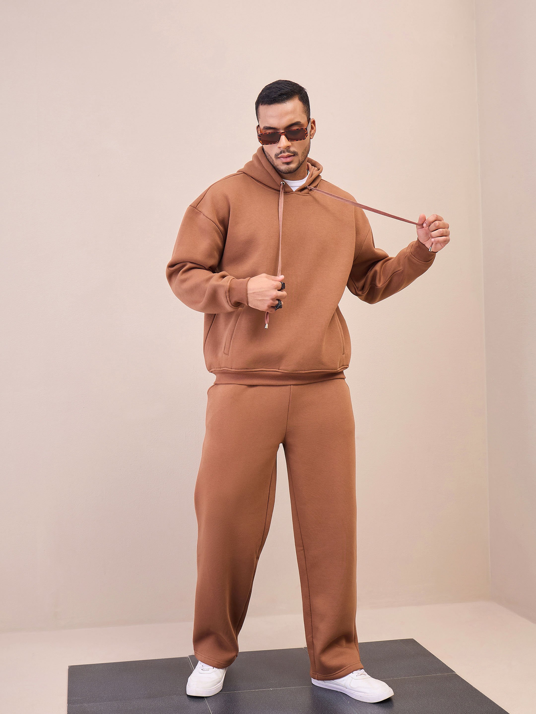 بنطال رياضي بأرجل واسعة بني