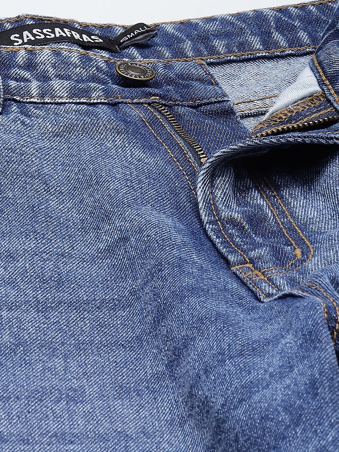 بنطال جينز أزرق بخصر عالي بأرجل واسعة وتفاصيل ممزقة