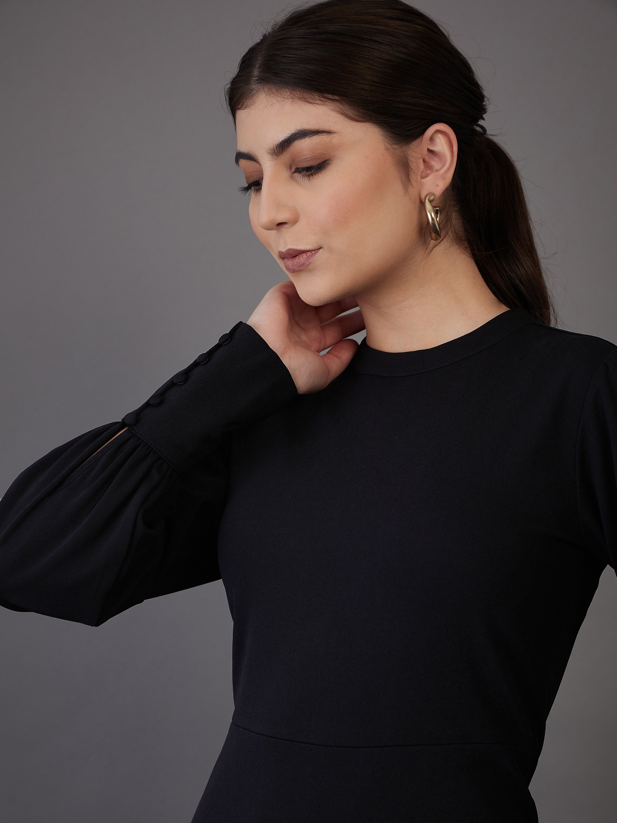 فستان ميدي ضيق أسود بأكمام طويلة
