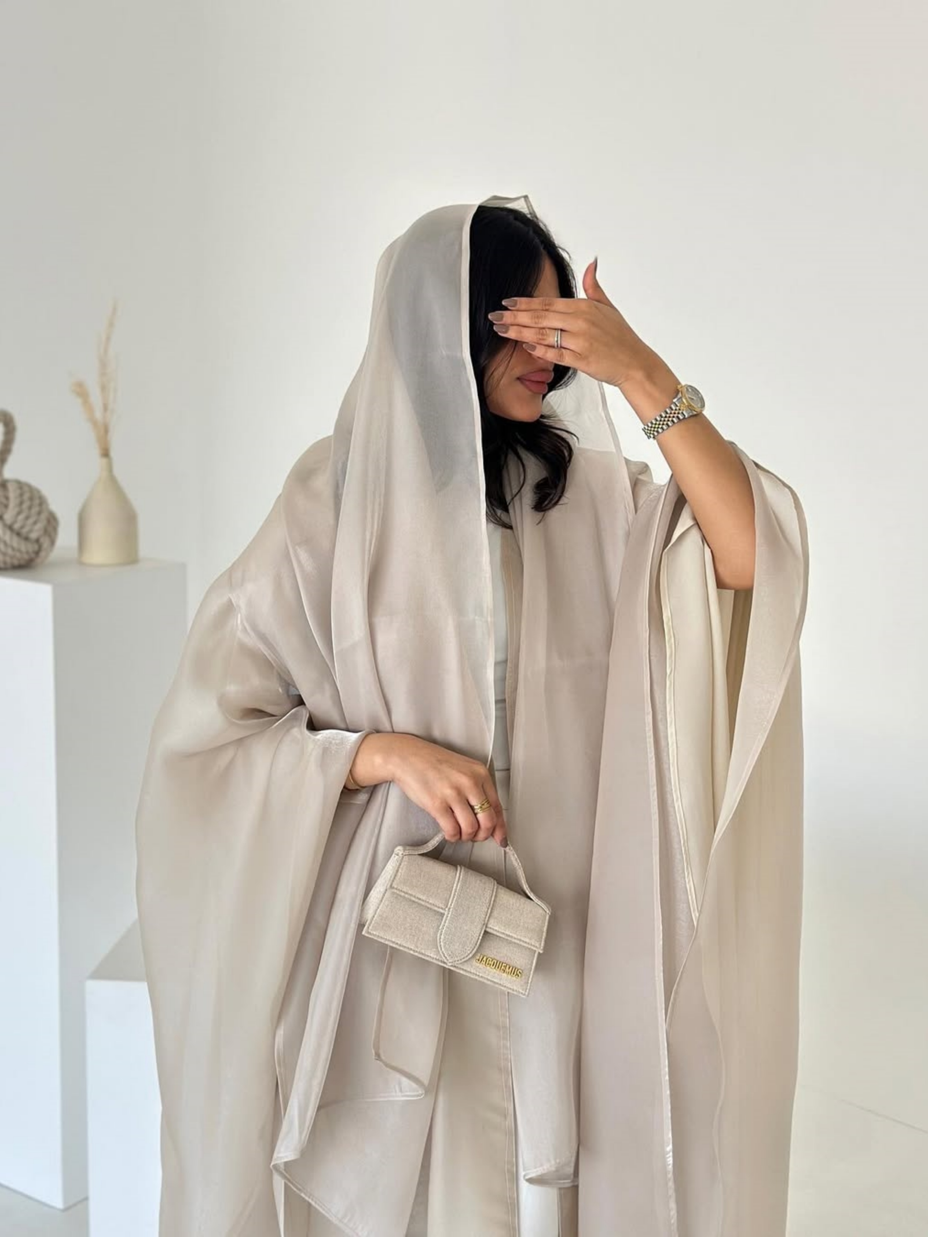 عباية بأكمام خفاش سادة بلون بيج