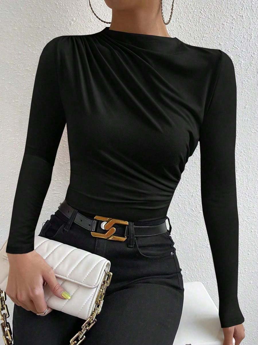 بلوزة بكشكشة وأكمام طويلة باللون الأسود