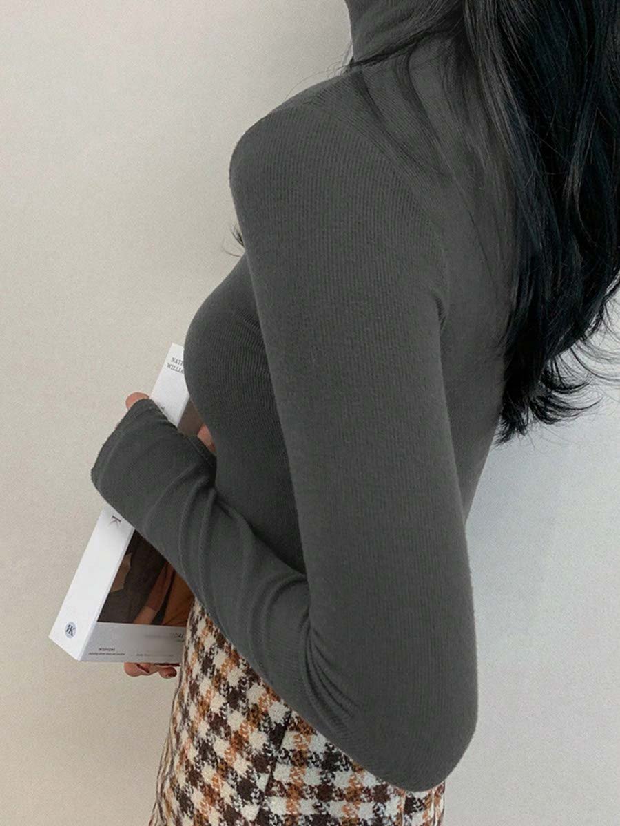بلوزة بأكمام طويلة وياقة عالية باللون الرمادي