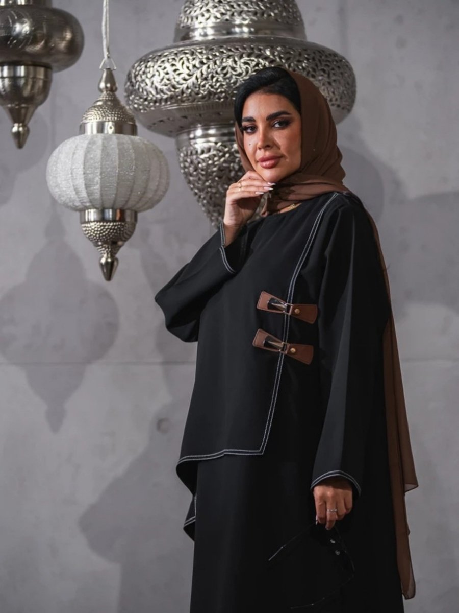 جلابية سموك أنيقة وتنورة بكسرات باللون الأسود