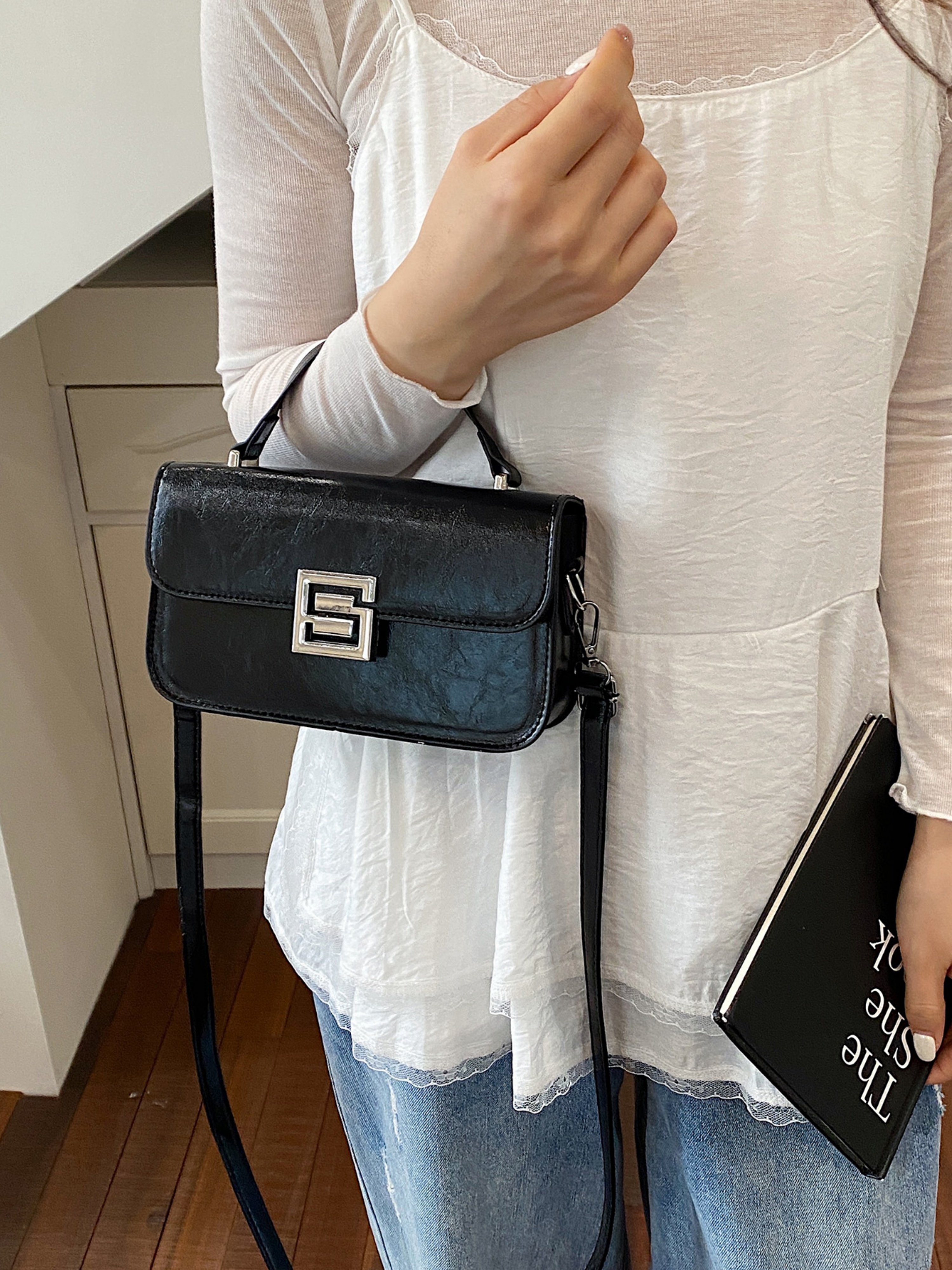 Black Solid Handbag with Magnetic