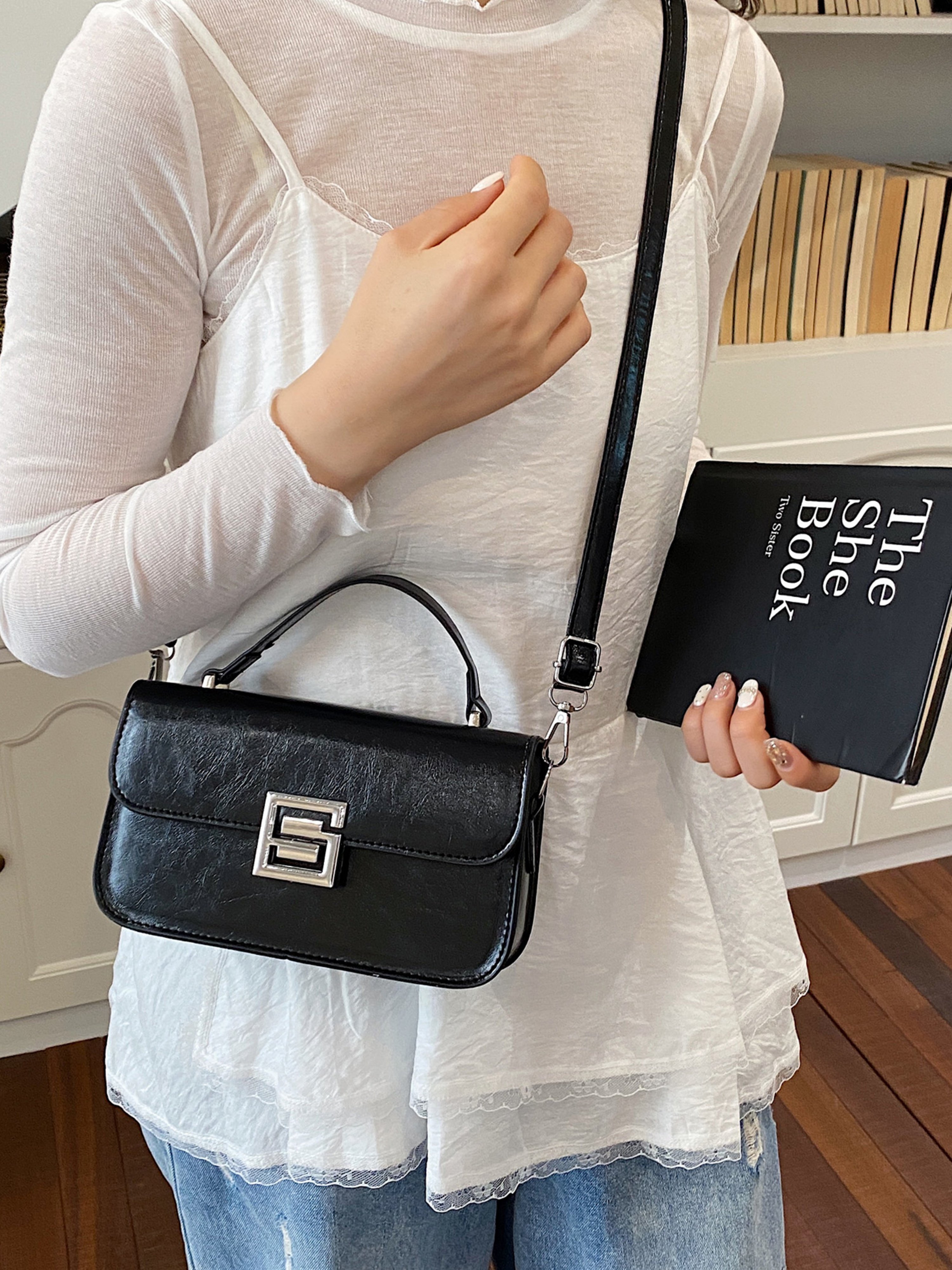 Black Solid Handbag with Magnetic