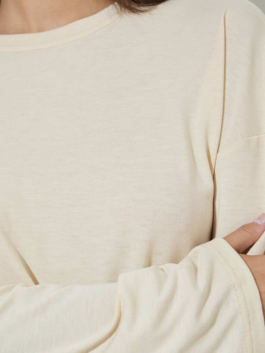 مجموعة من بنطال بأرجل واسعة وبلوزة بأكمام طويلة باللون الكاكي