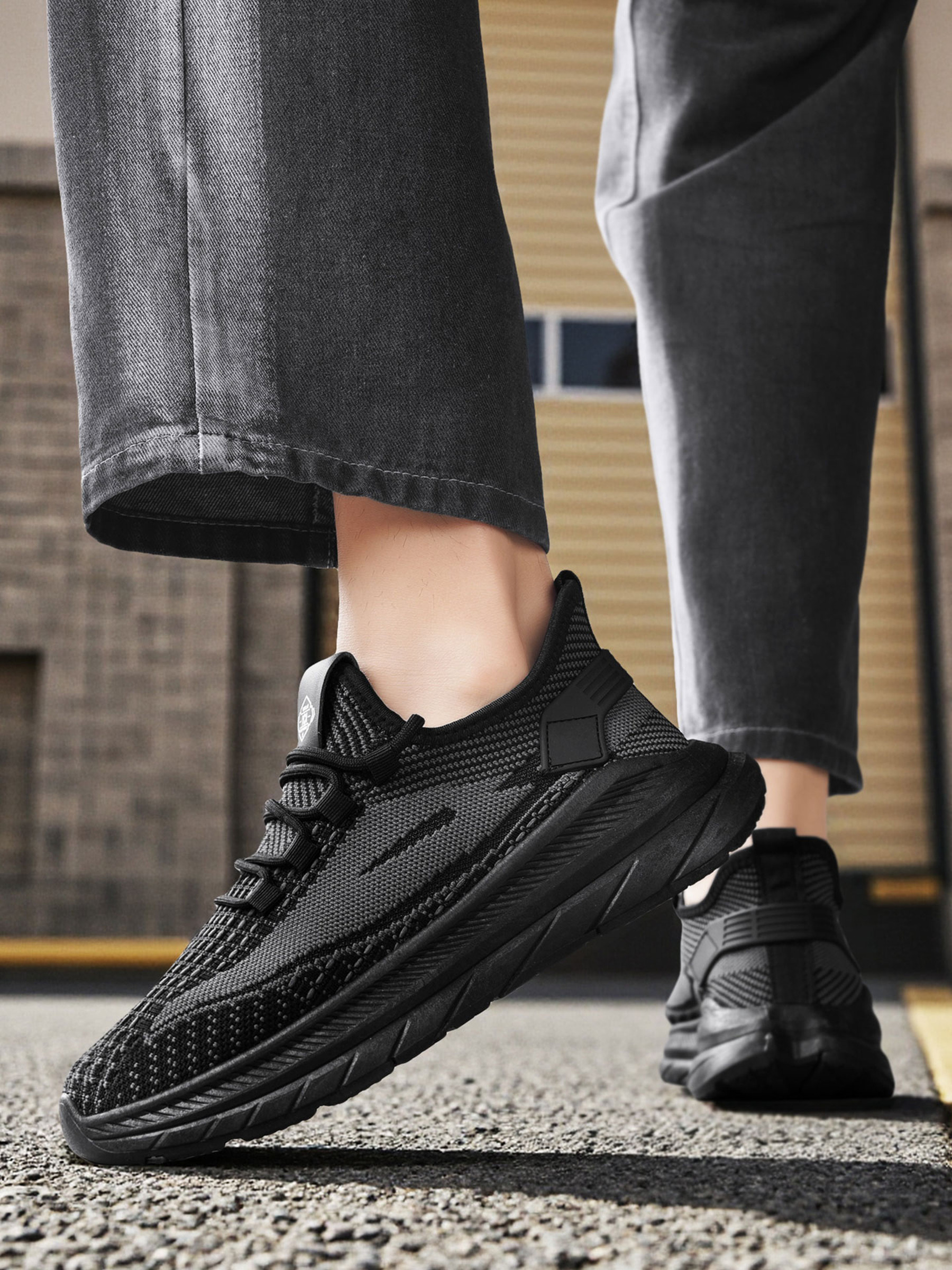 Men Flyknit Lace-Up Sneakers