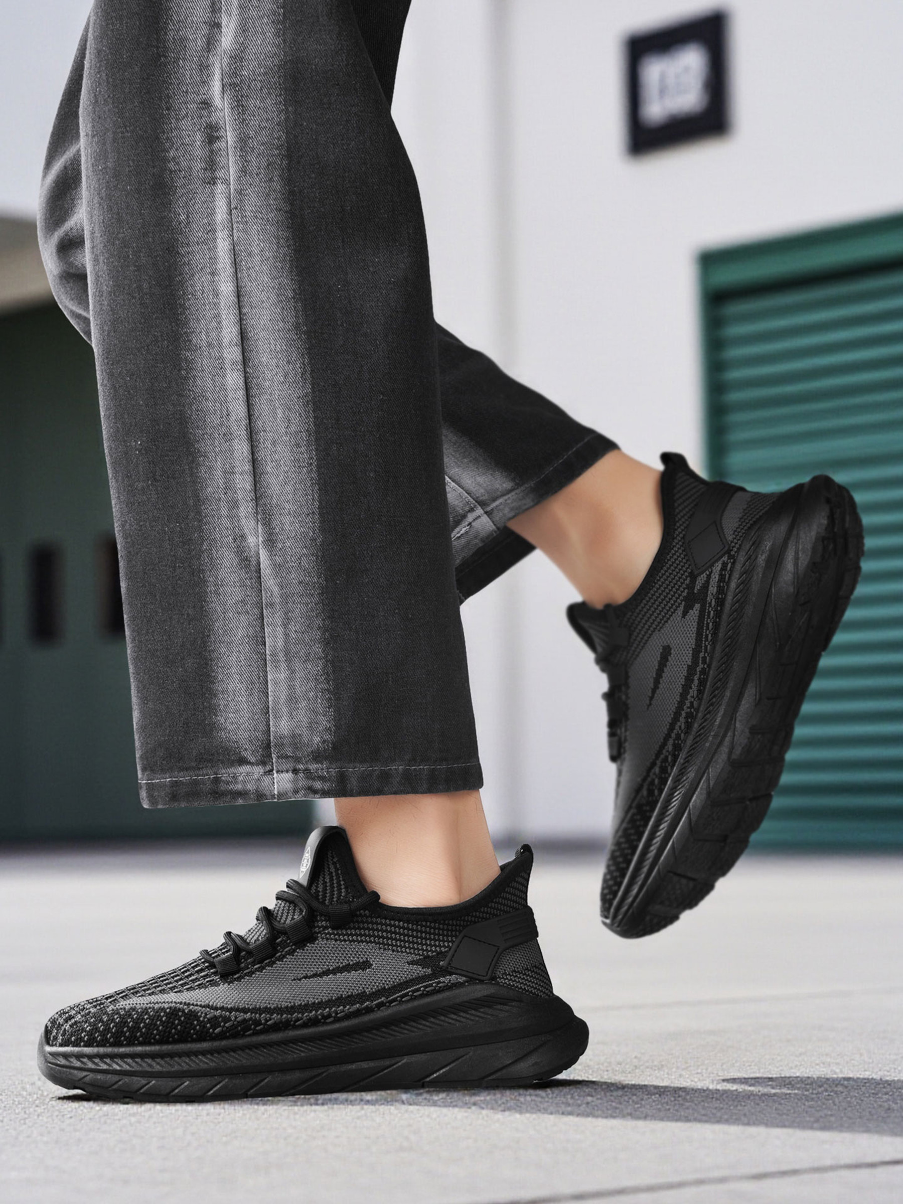 Men Flyknit Lace-Up Sneakers