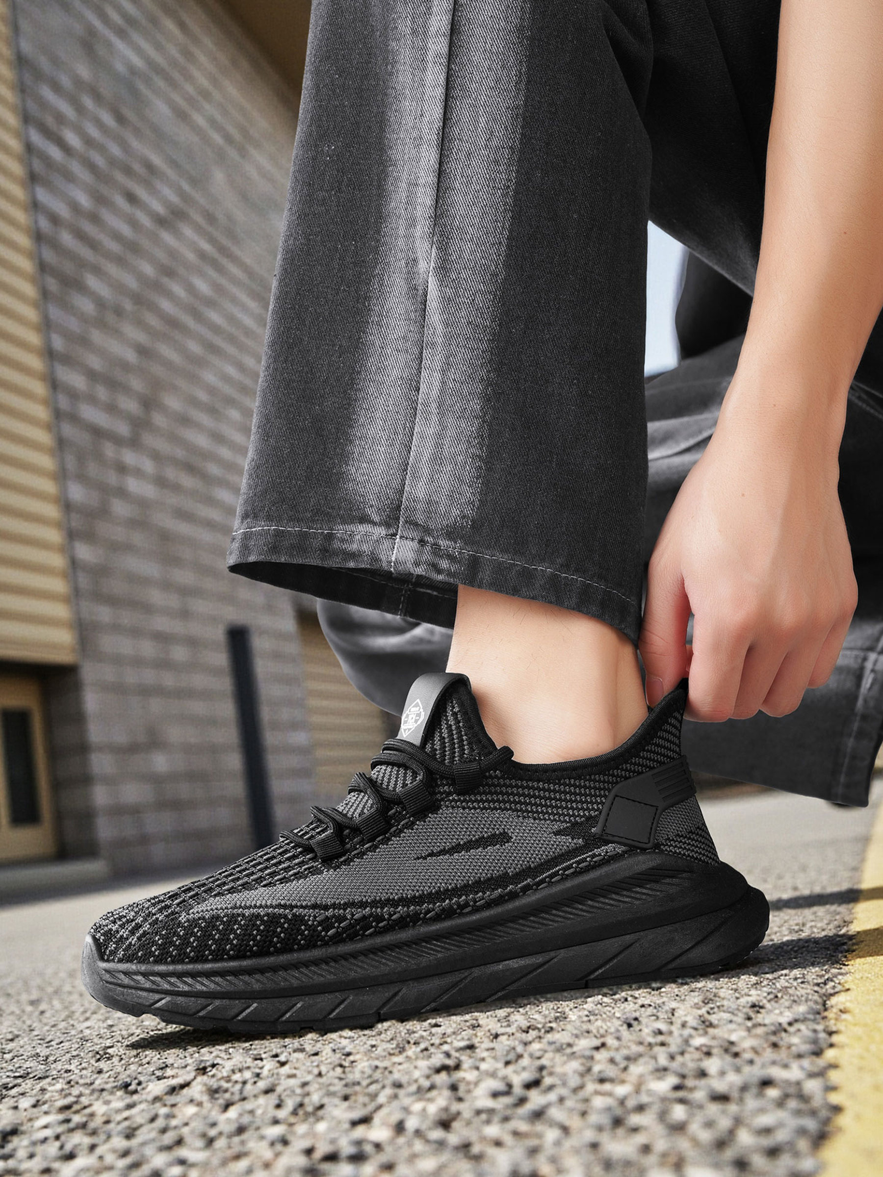 Men Flyknit Lace-Up Sneakers
