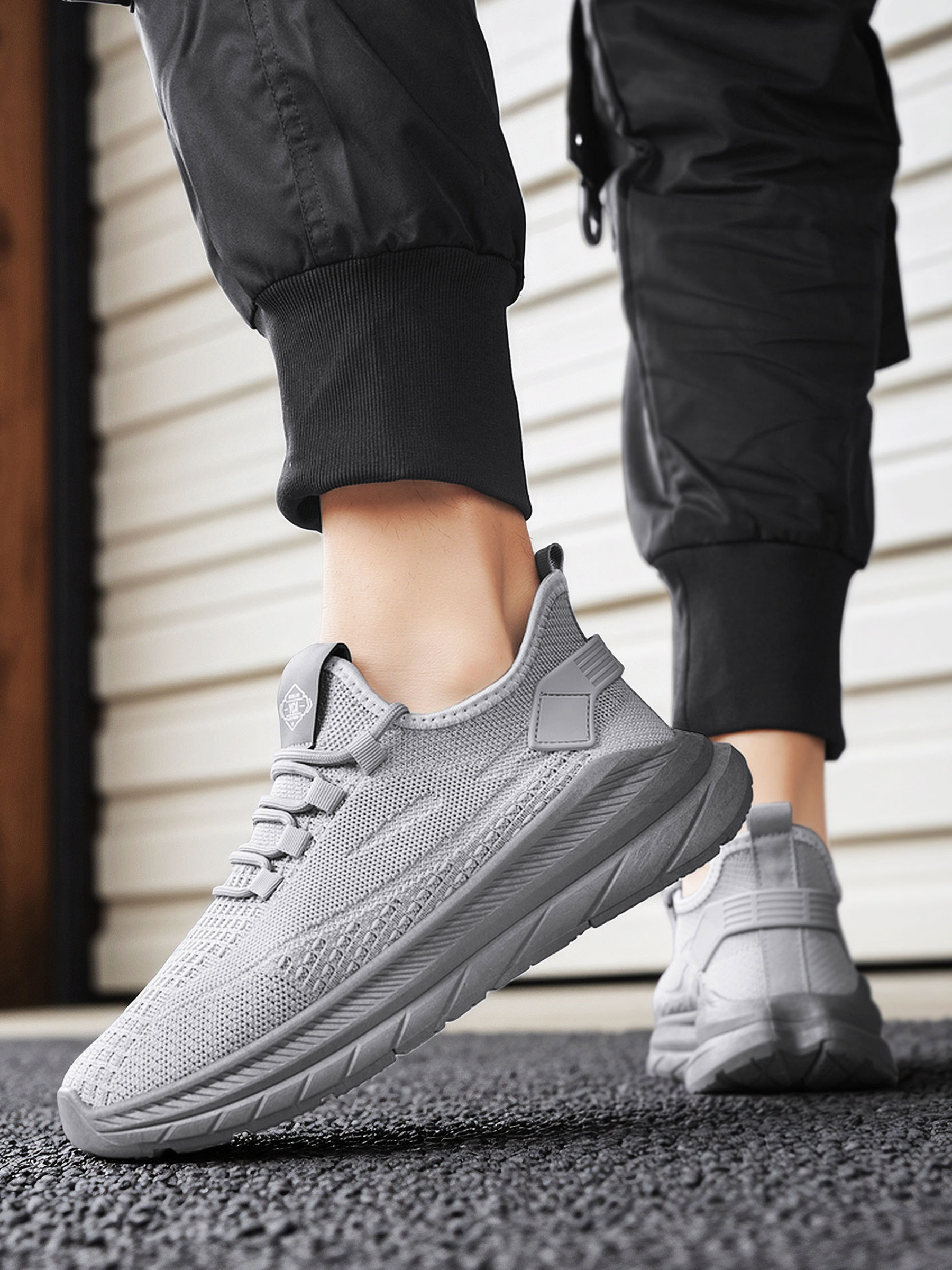 Men Flyknit Lace-Up Sneakers