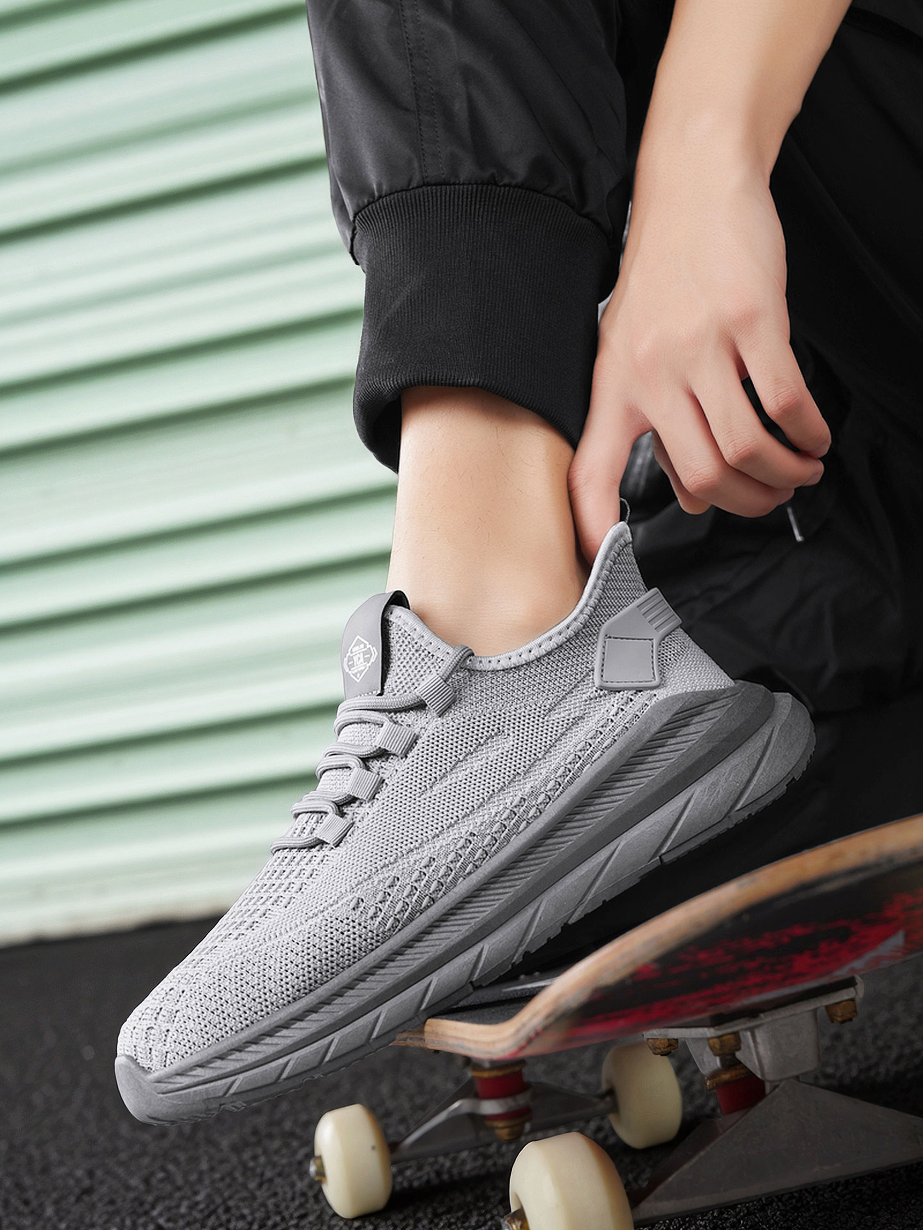 Men Flyknit Lace-Up Sneakers