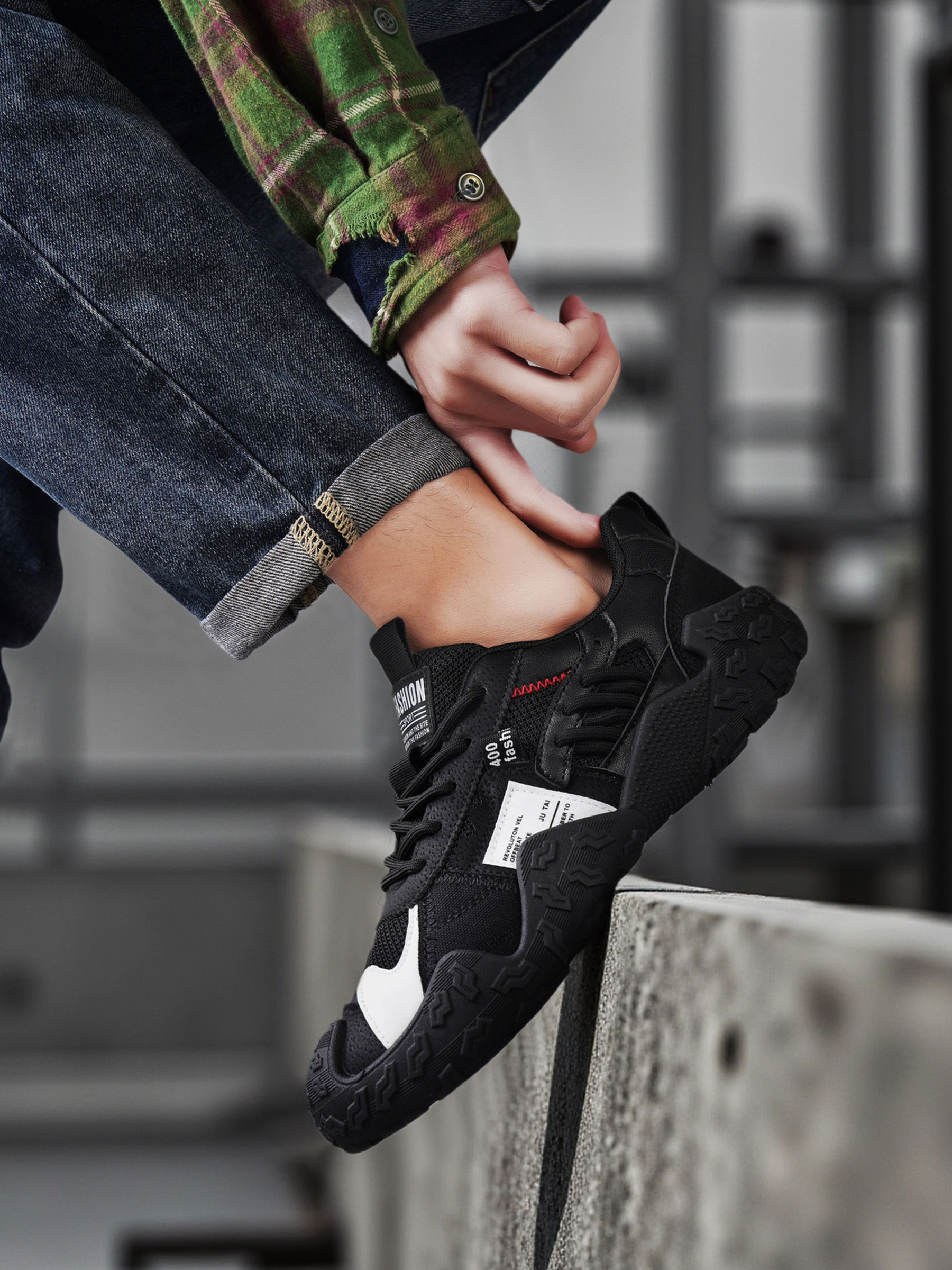 Men Colorblock Lace-Up Sports Sneakers