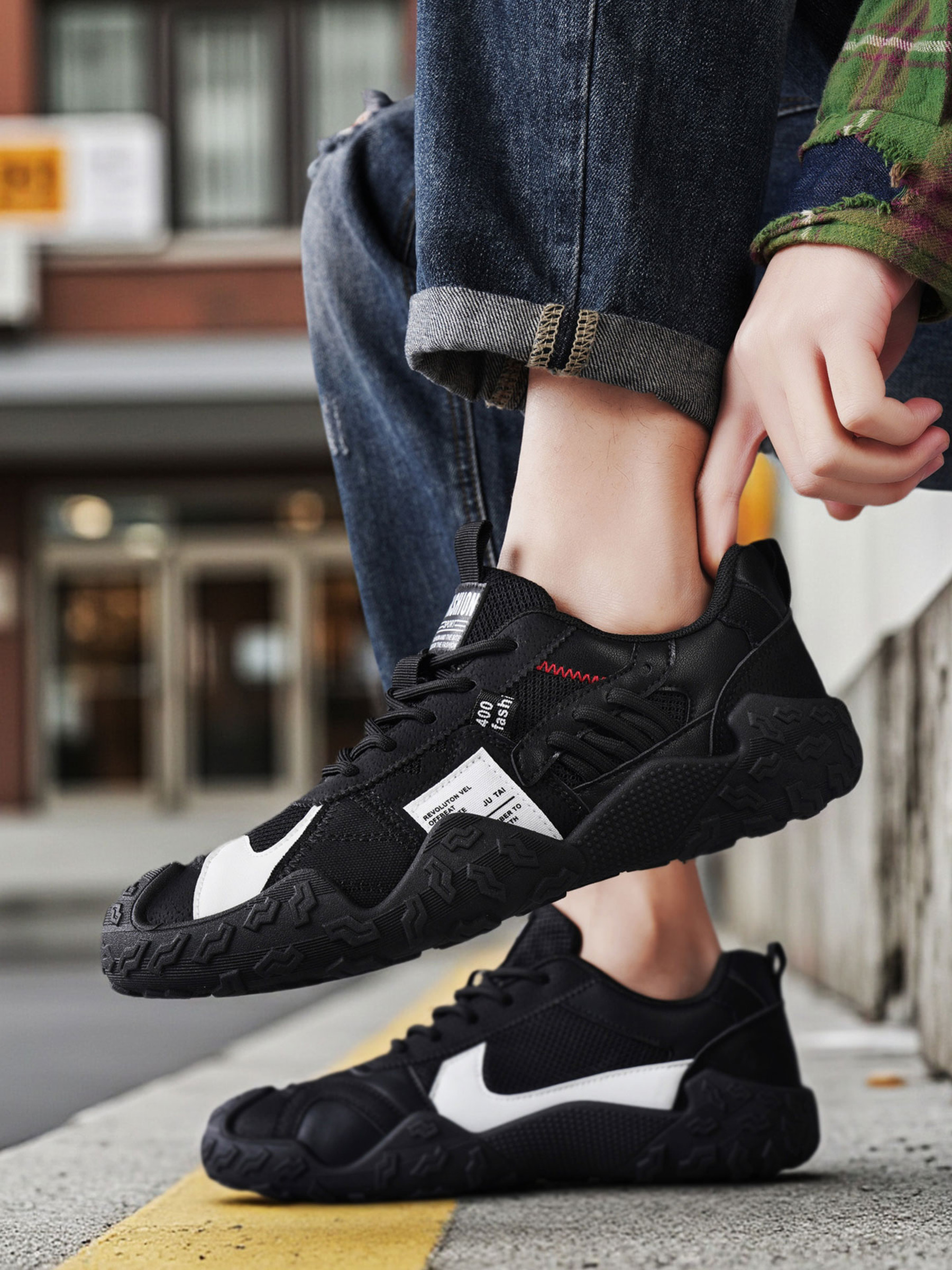 Men Colorblock Lace-Up Sports Sneakers