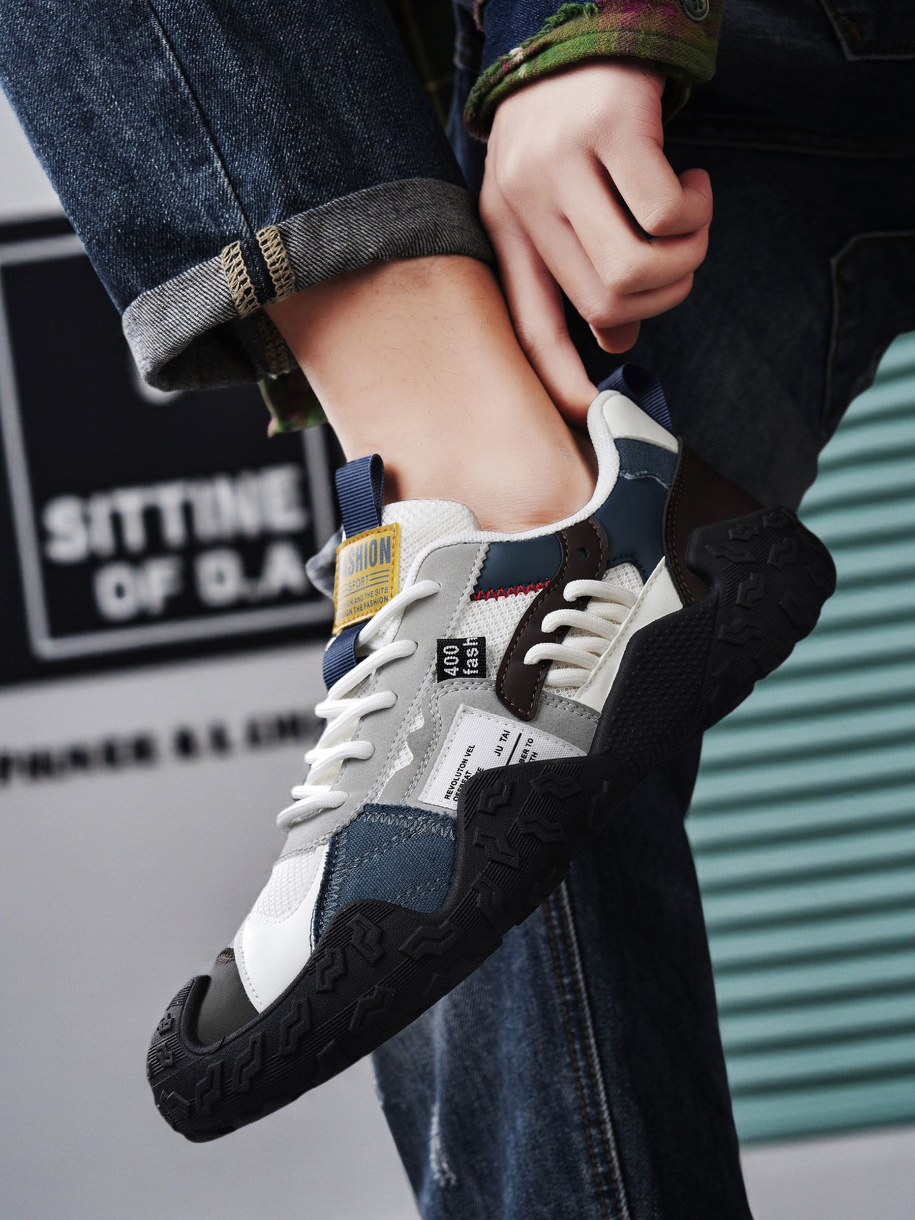 Men Colorblock Lace-Up Sports Sneakers
