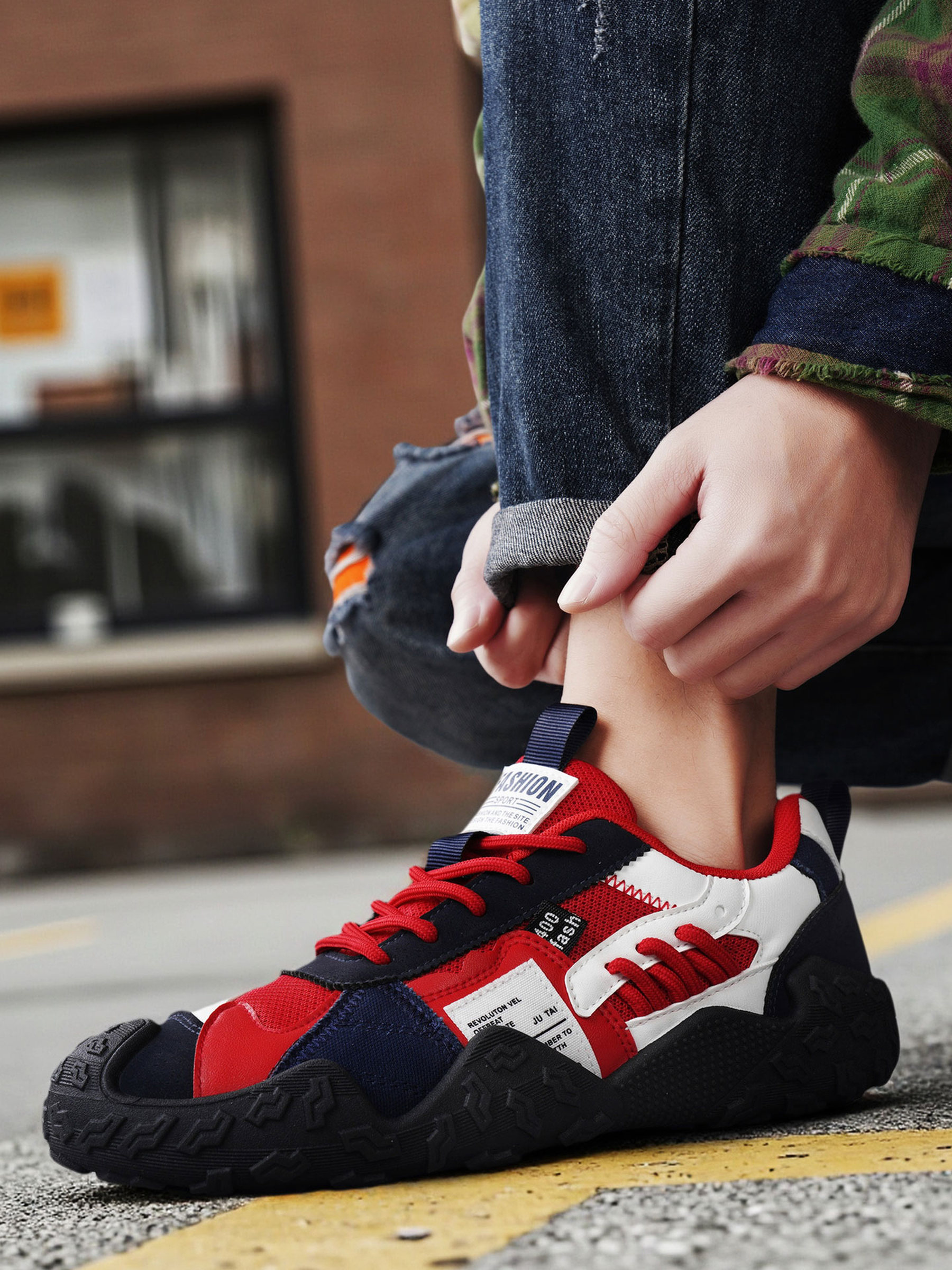 Men Colorblock Lace-Up Sports Sneakers