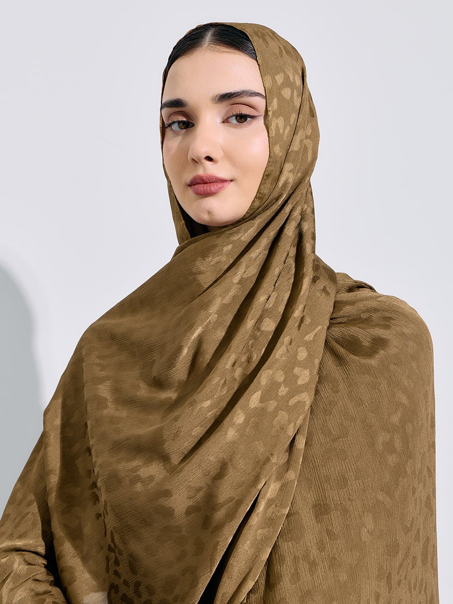 حجاب مجعد بنمط منسوج 70*180 سم بني