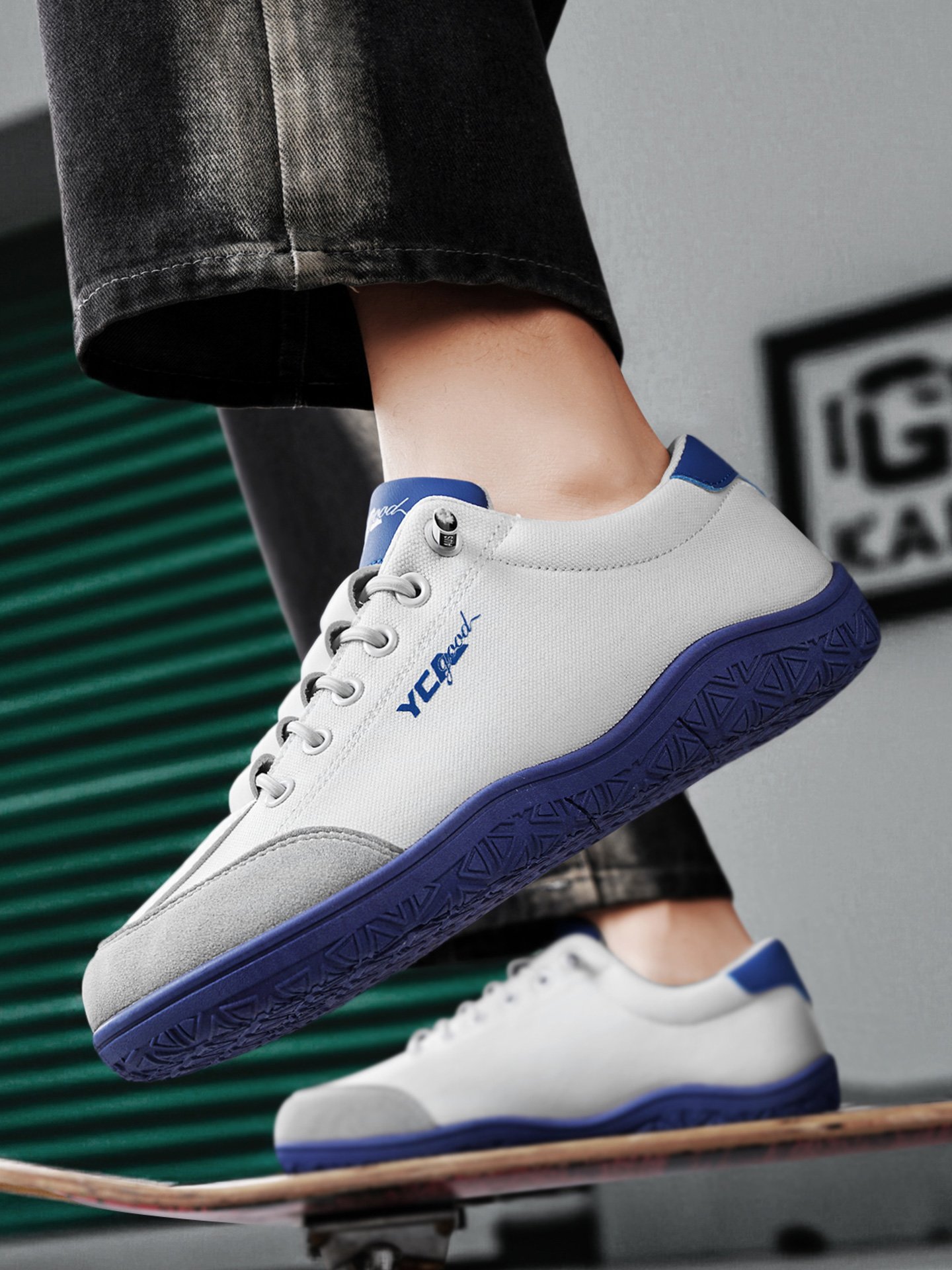 Men Wide-Fit Lace-Up Casual Sneakers