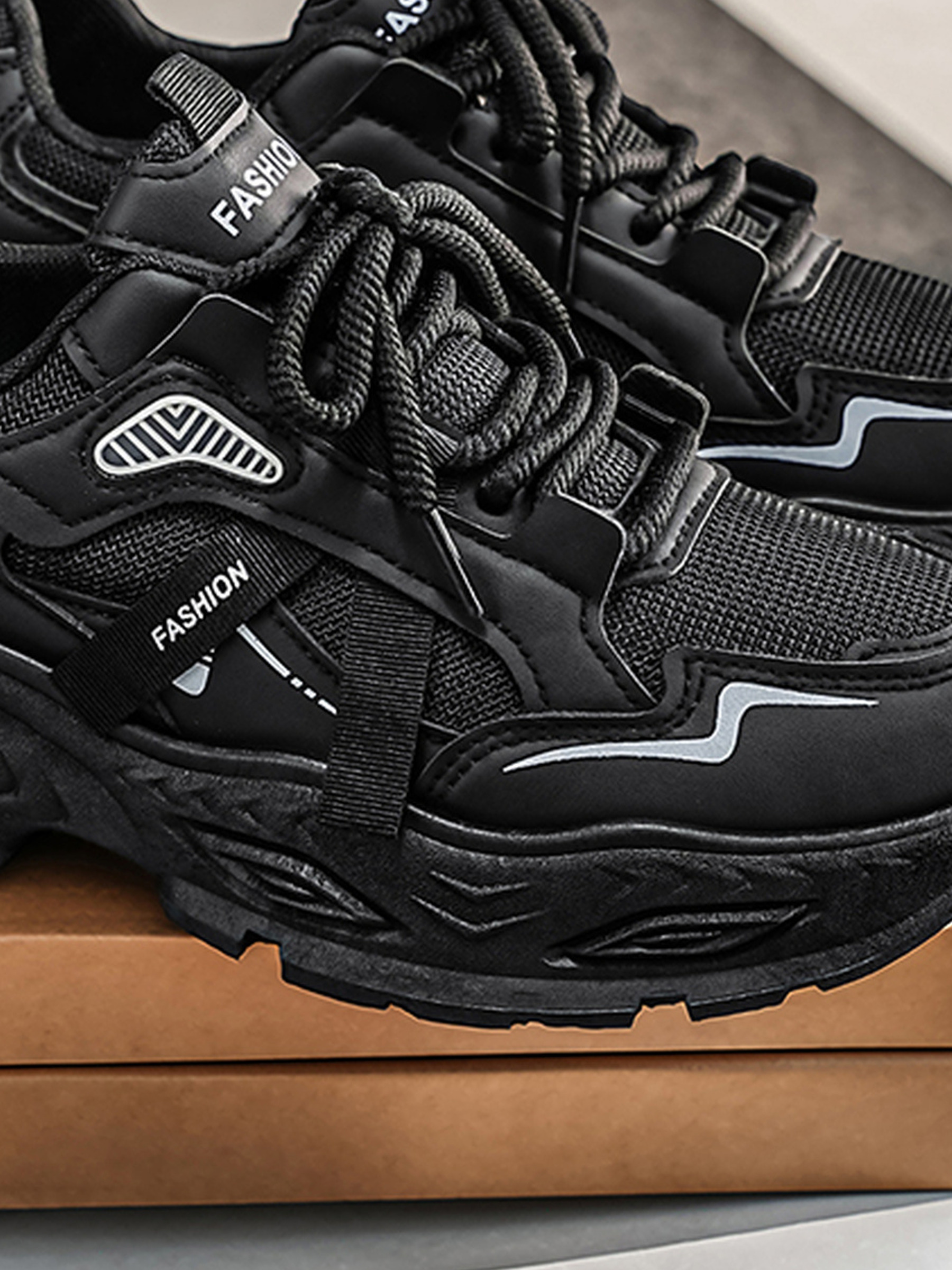 Men Breathable Lace-Up Sports Sneakers