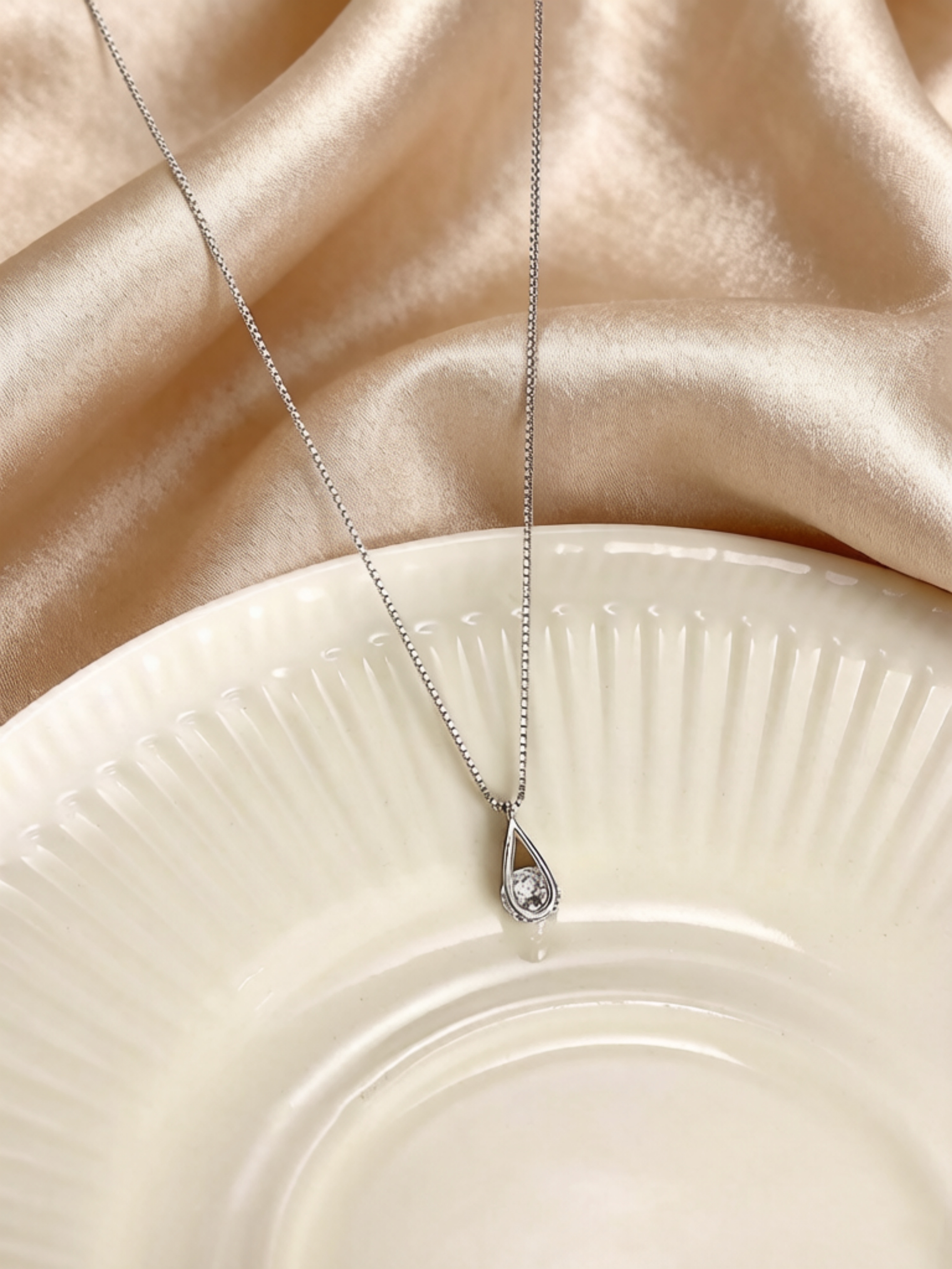 Silver Teardrop Pendant Necklace
