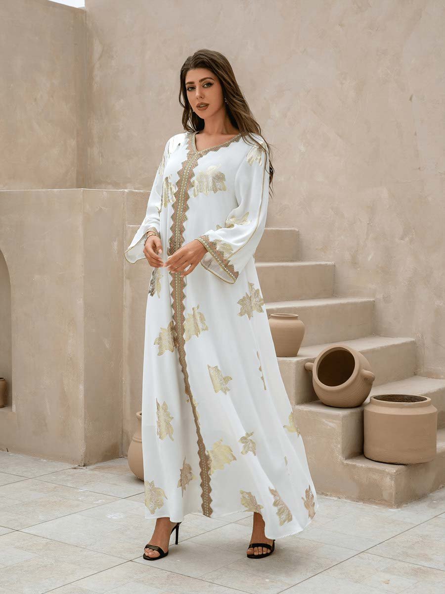 جلابية طويلة بتطريز ذهبي باللون الأبيض