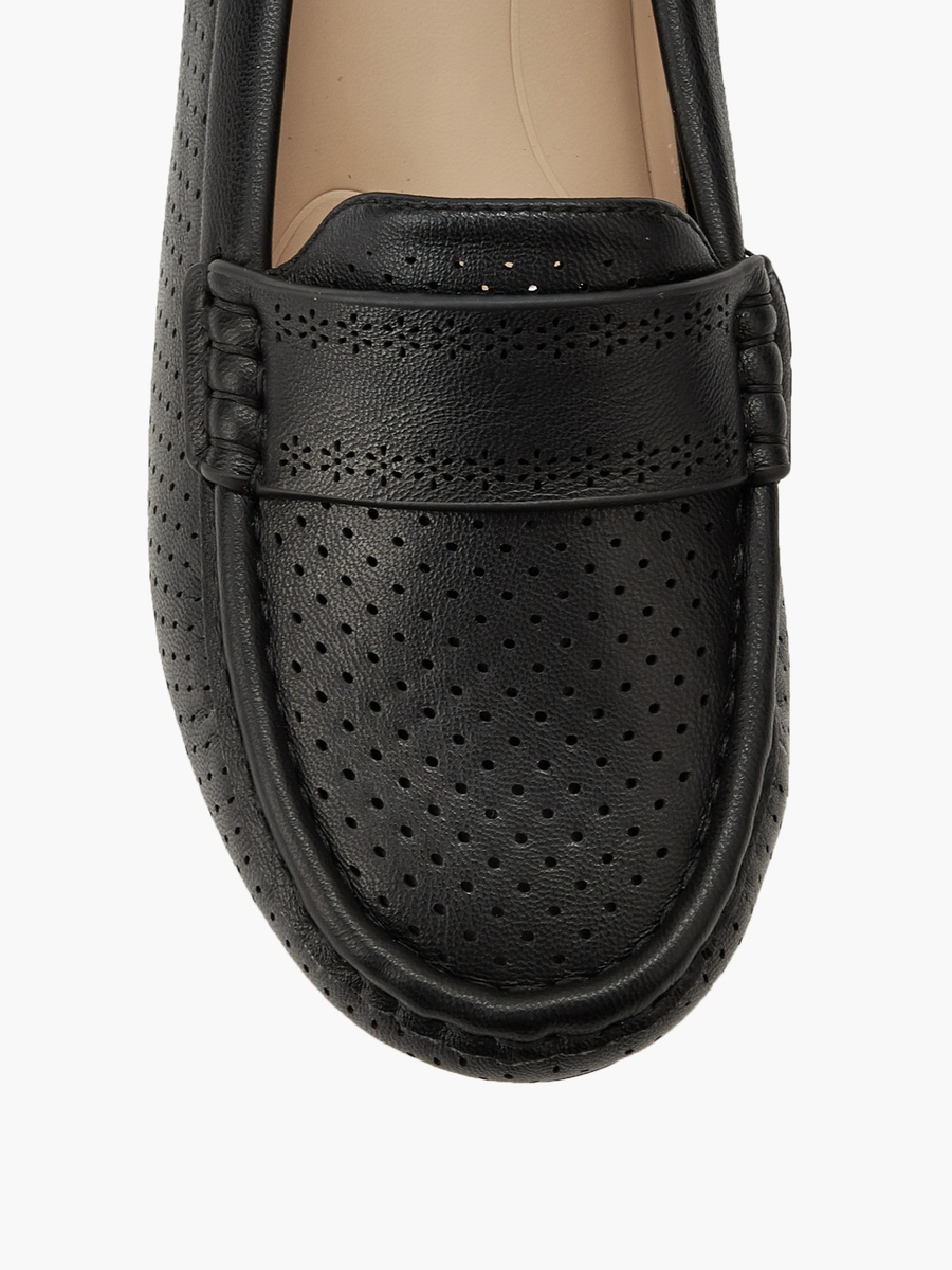 حذاء سهل الارتداء مريح ومثقب للنساء