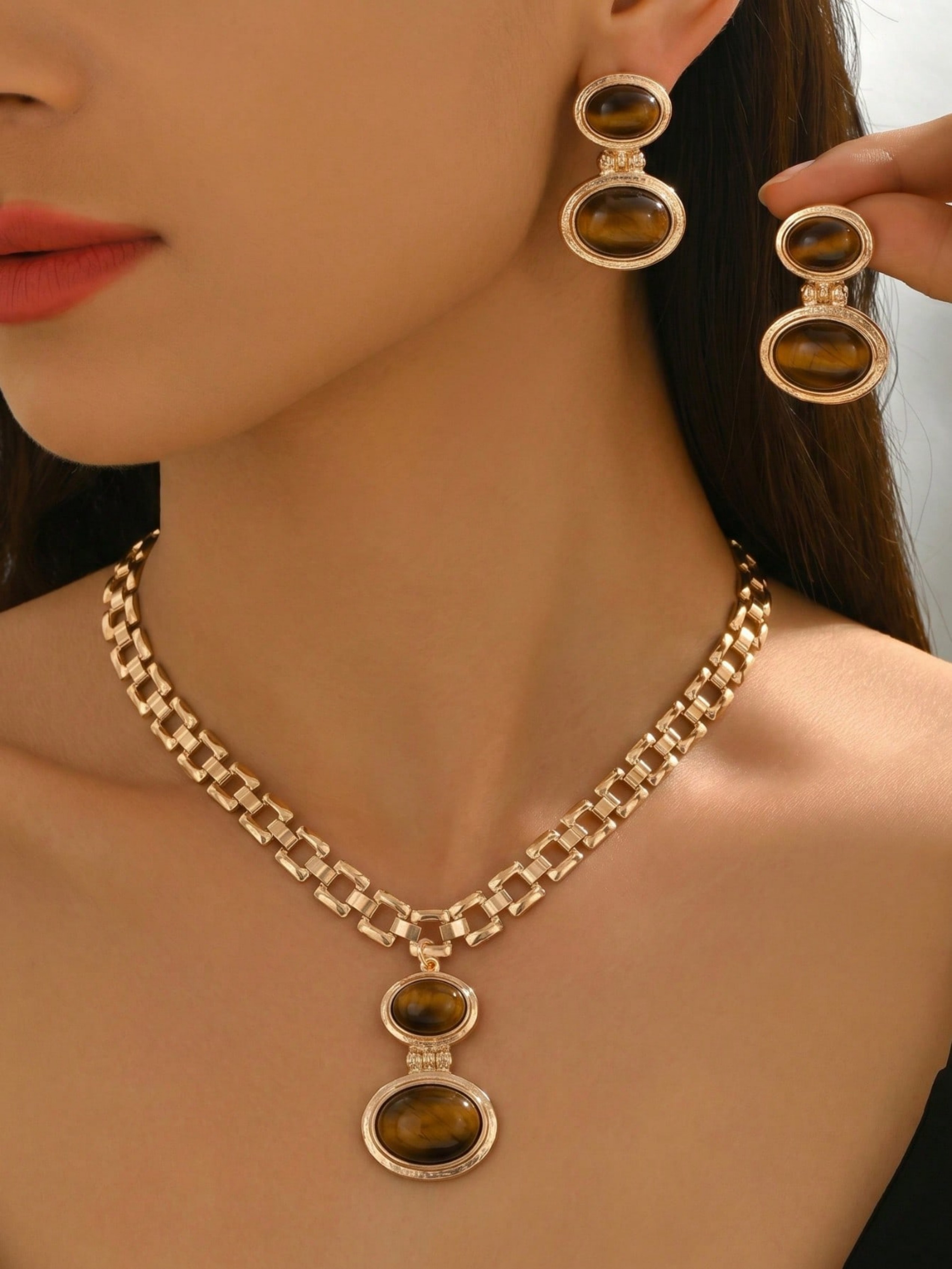 Gold Chunky Chain Pendant Necklace and Oval Amber Drop Earrings Set