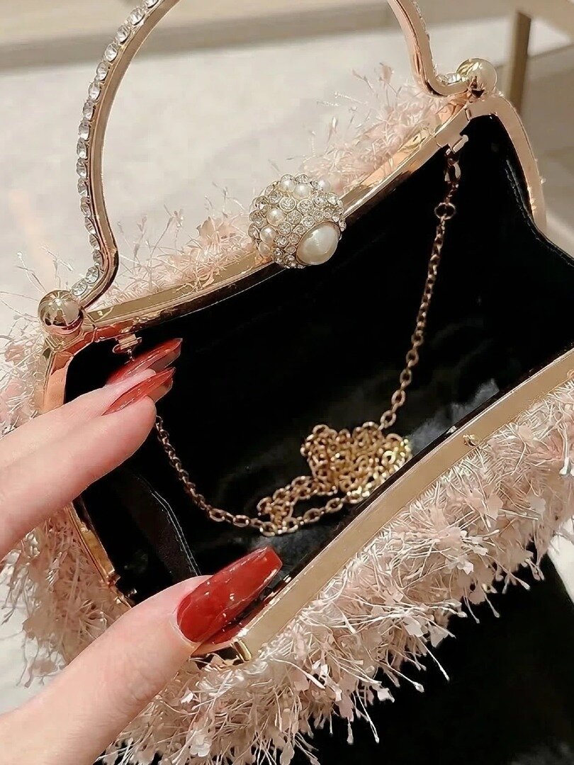 حقيبة كلتش بمشبك وتفاصيل بارزة الملمس