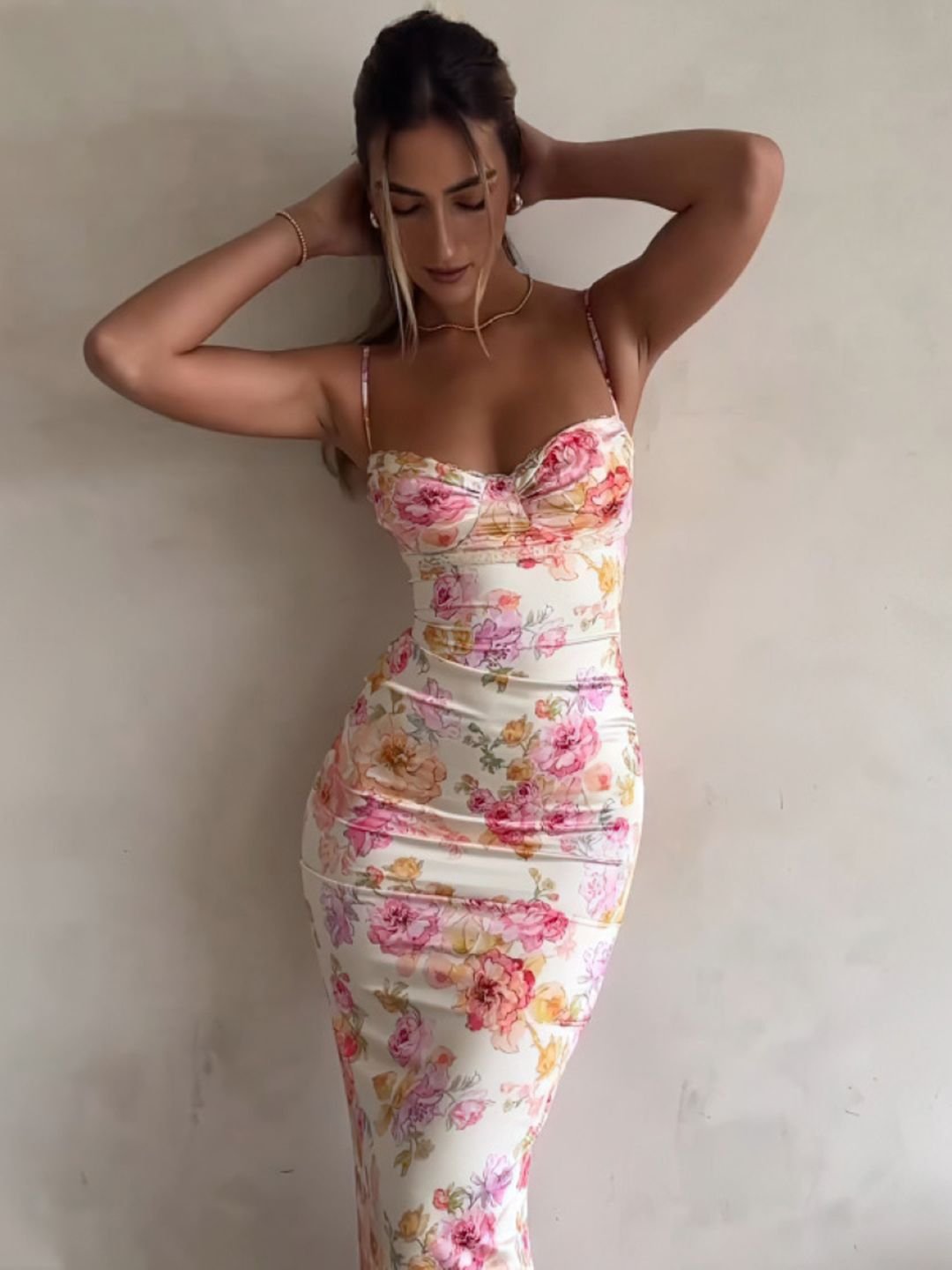 فستان ميدي ضيق وطبعة زهور باللون الأبيض