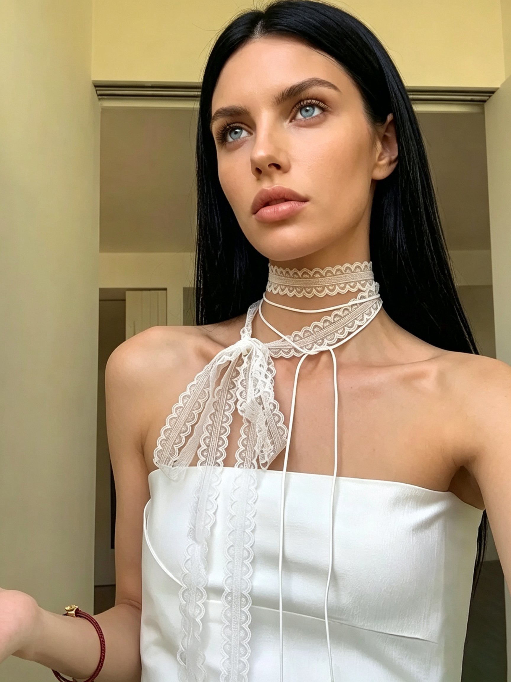 وشاح عنق برباط دانتيل لون أبيض