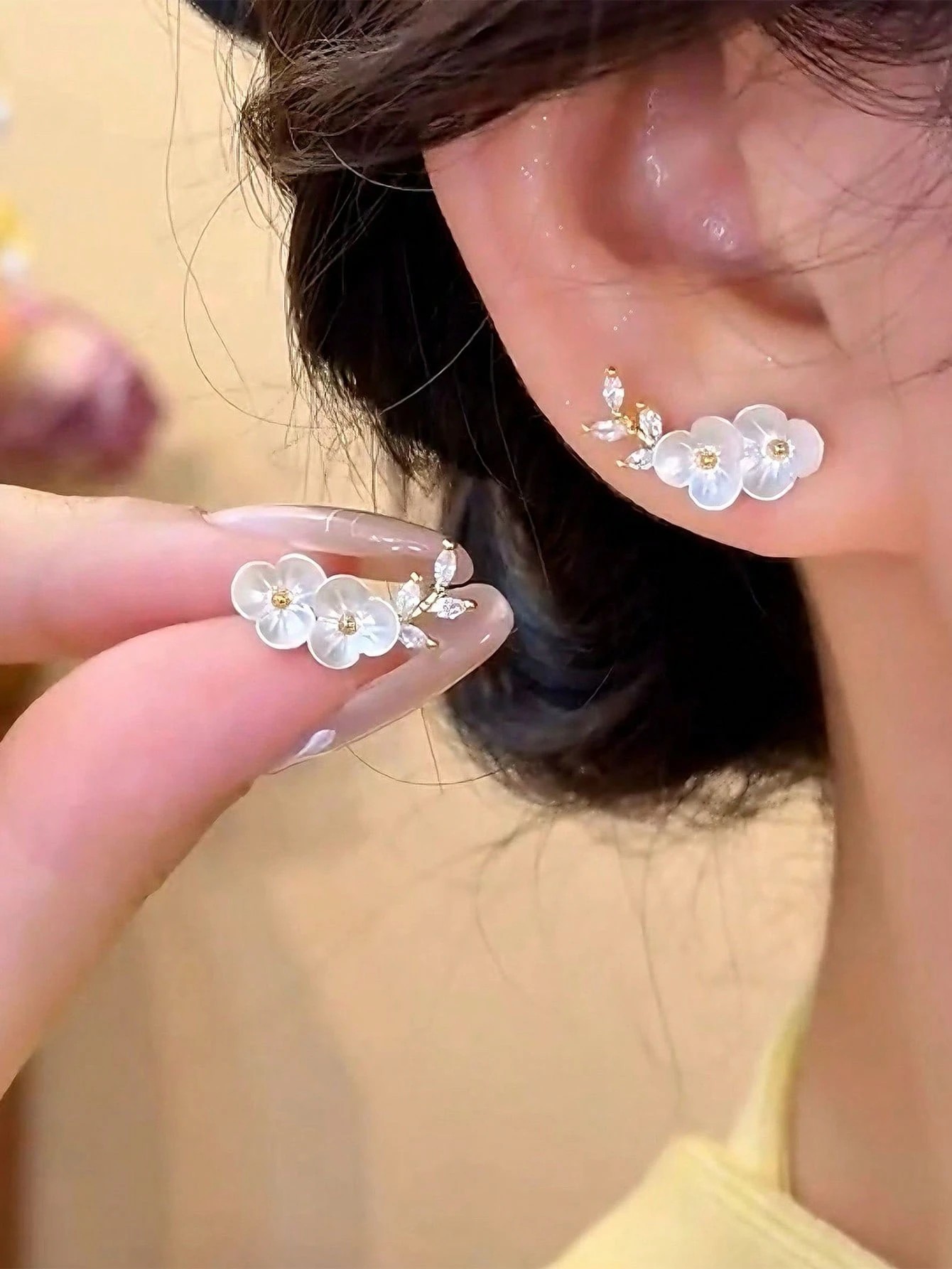 Gold-Plated Floral Stud Earrings with Mother-of-Pearl Flowers - Everyday Jewelry for Women.
