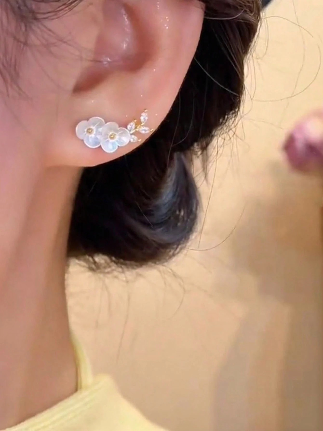 Gold-Plated Floral Stud Earrings with Mother-of-Pearl Flowers - Everyday Jewelry for Women.