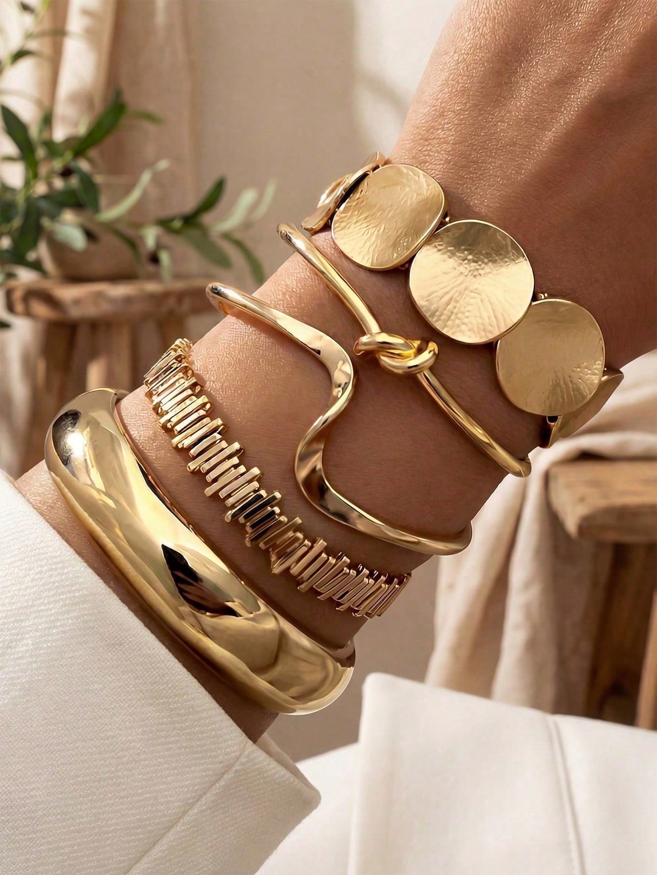 Golden Bangle Bracelet Set (5-Pack) - Casual Everyday Wear.