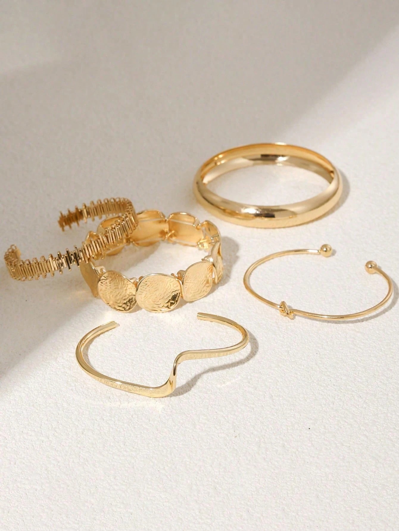 Golden Bangle Bracelet Set (5-Pack) - Casual Everyday Wear.