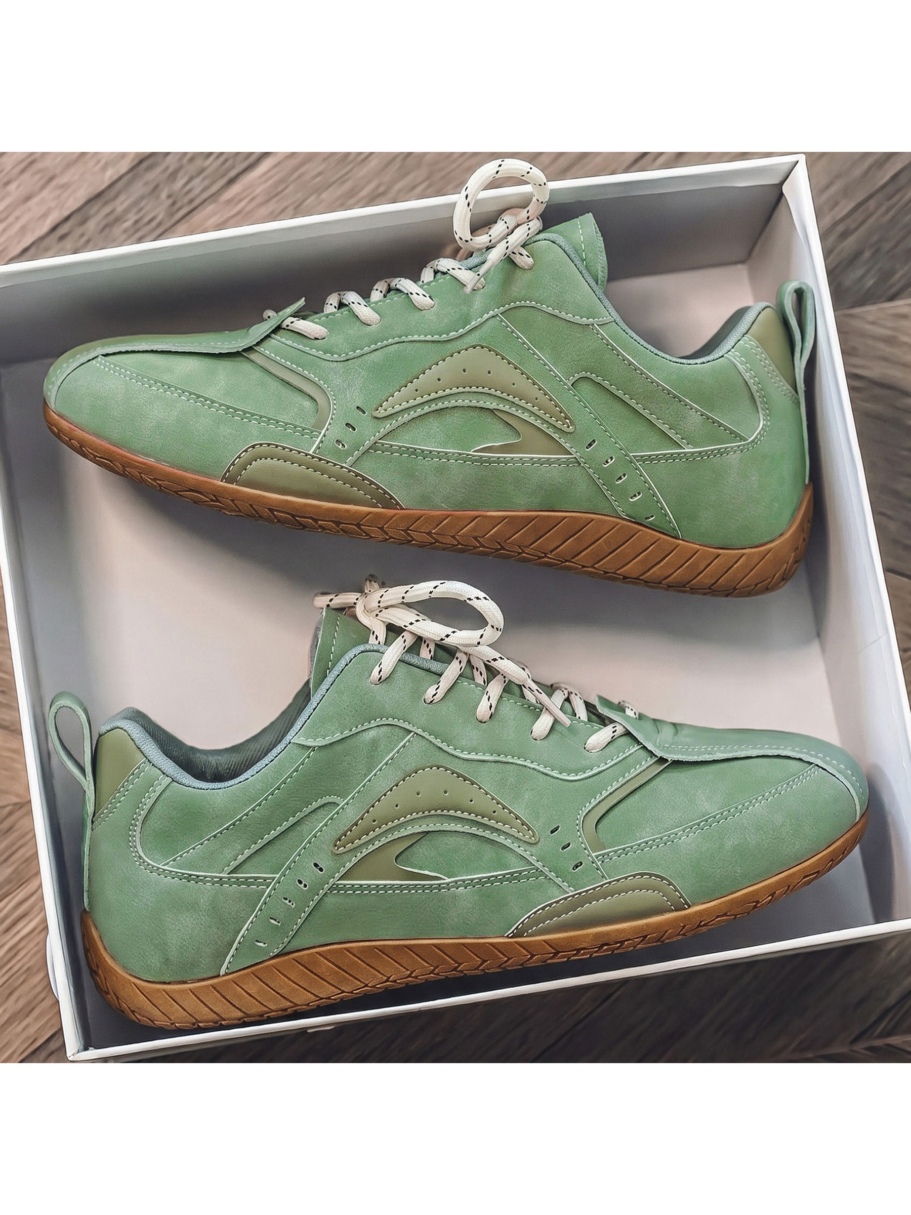 Mens Green Lightweight Lace-Up Sneakers
