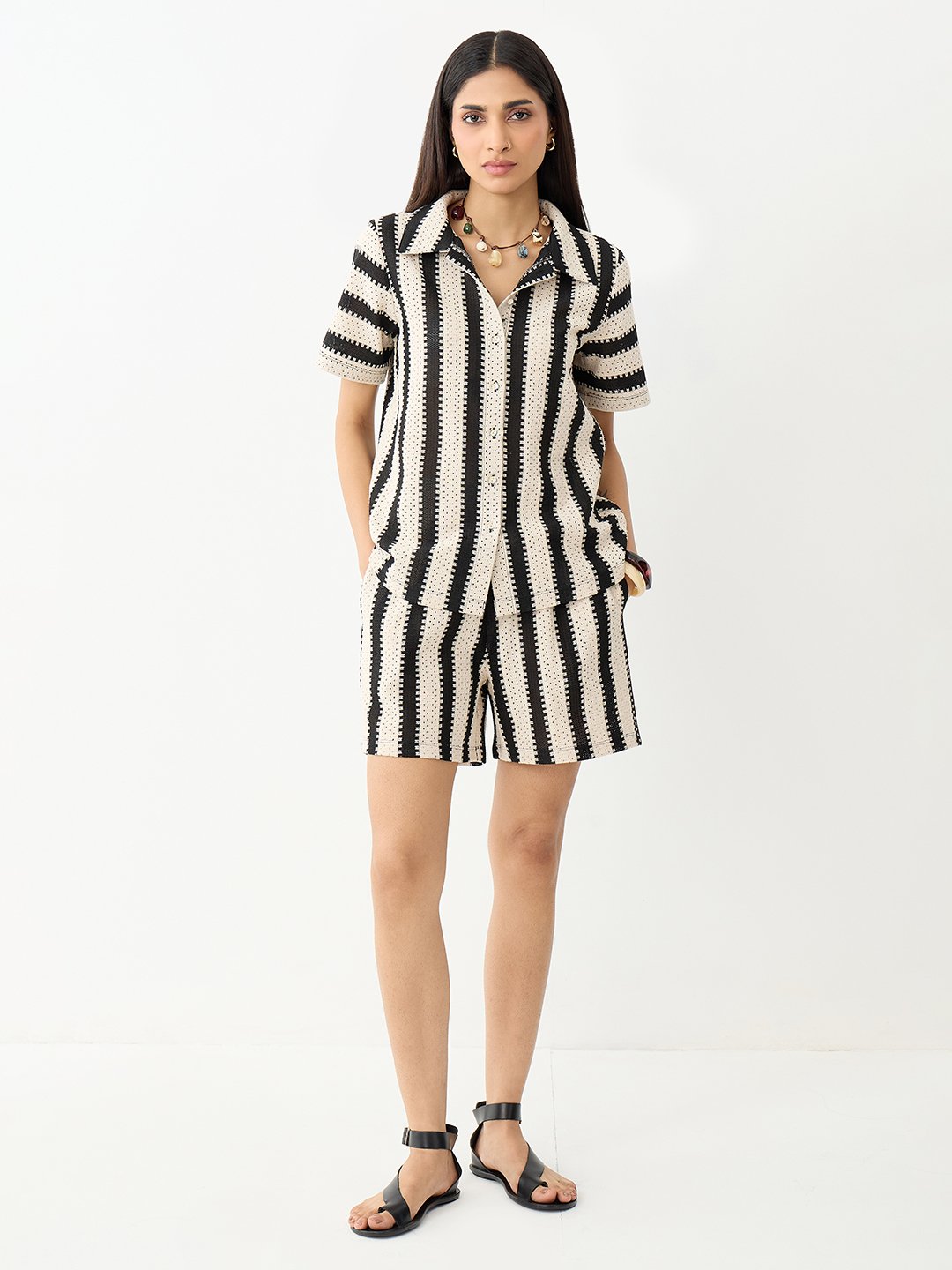 طقم منسق كروشيه مخطط مع شورت