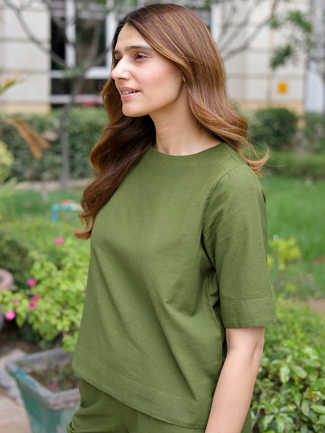 تيشيرت سادة بياقة دائرية وأكمام قصيرة