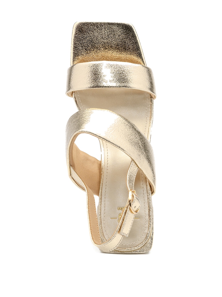 صندل بكعب عريض وأشرطة