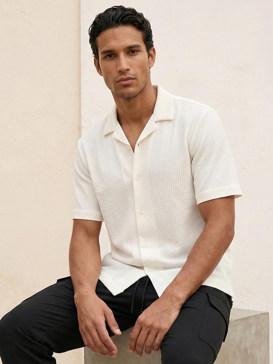 قميص بياقة وأكمام قصيرة وتفاصيل بارزة الملمس