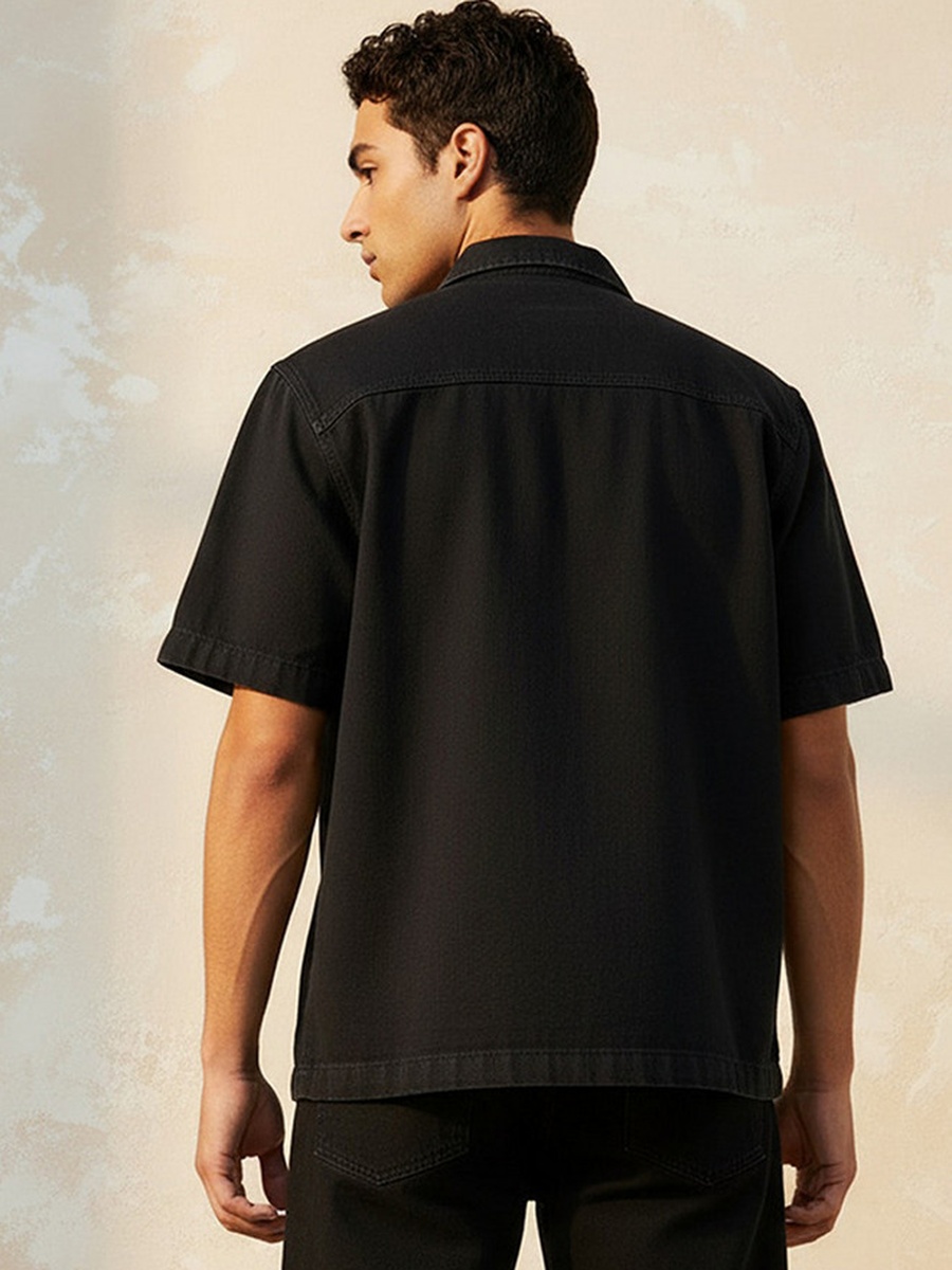 Men Collared Short Sleeves Shirt