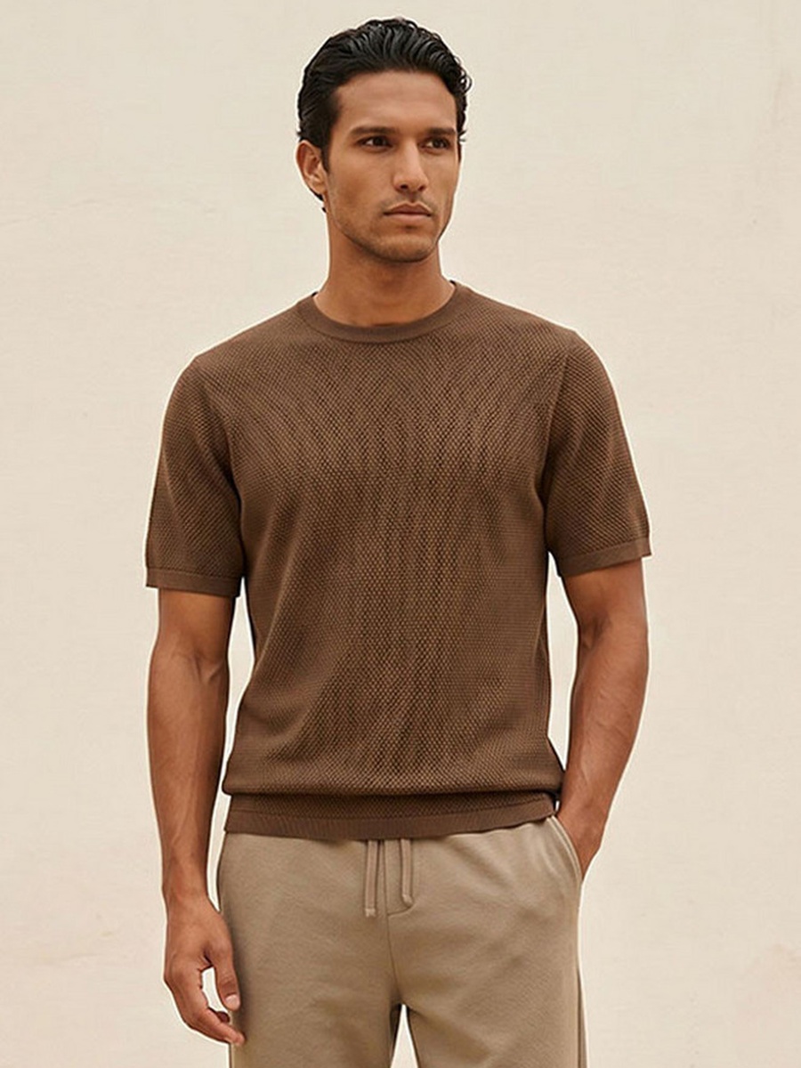 تيشيرت بياقة دائرية وتفاصيل بارزة الملمس