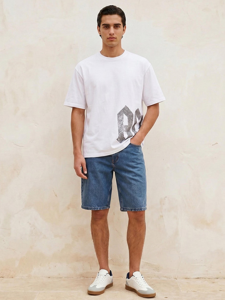 تيشيرت بقصة عادية وياقة ضيقة وأكمام قصيرة وطبعات